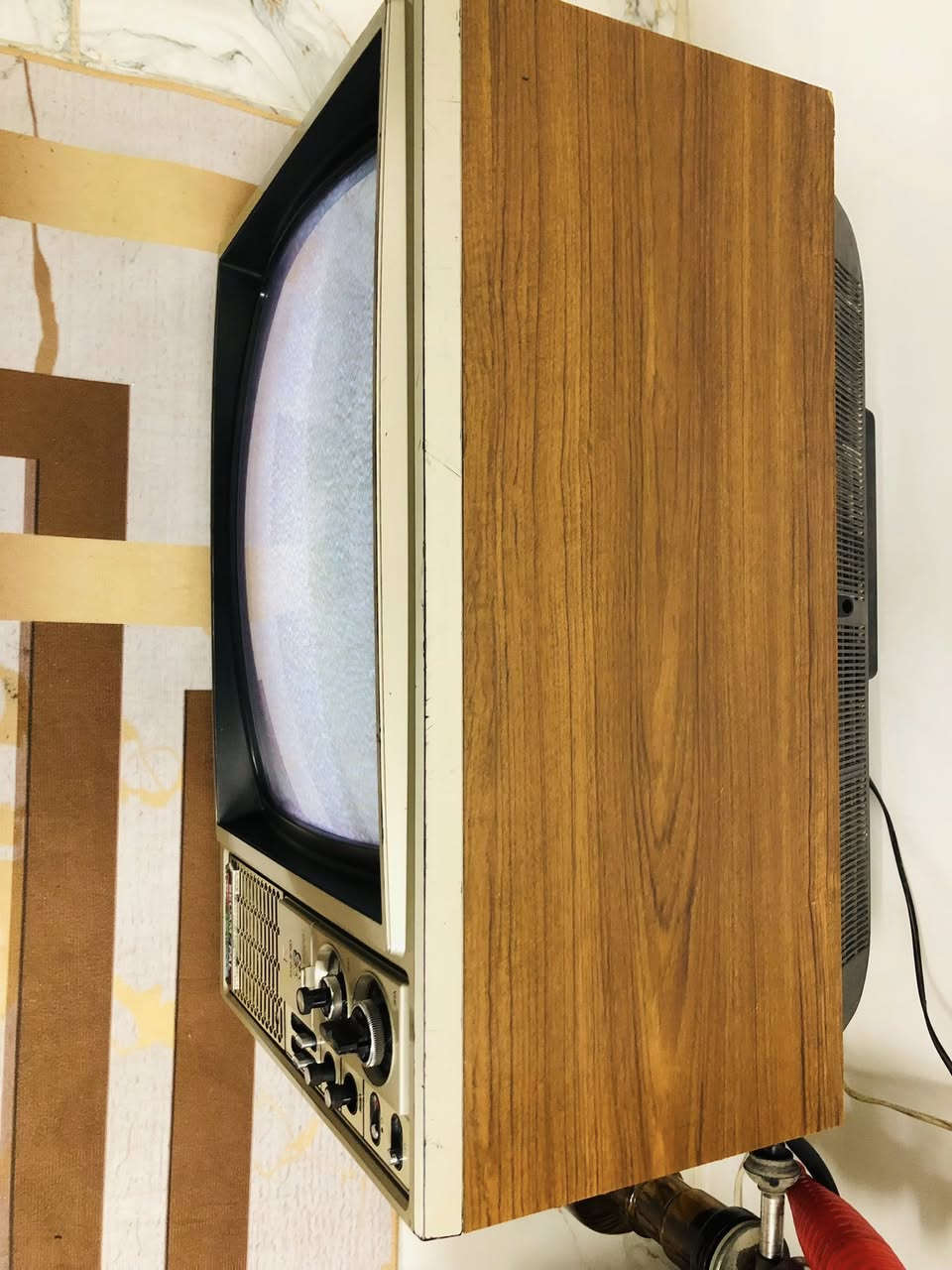 السلام عليكم
تلفزيون .نشونال ياباني 
حجم .21
جهاز بلادي غير داخل تصليح 
مع اريل ابو الريمونت جديد بالكارتون 
السعر ١٢٥
***********
يوجد توصيل
