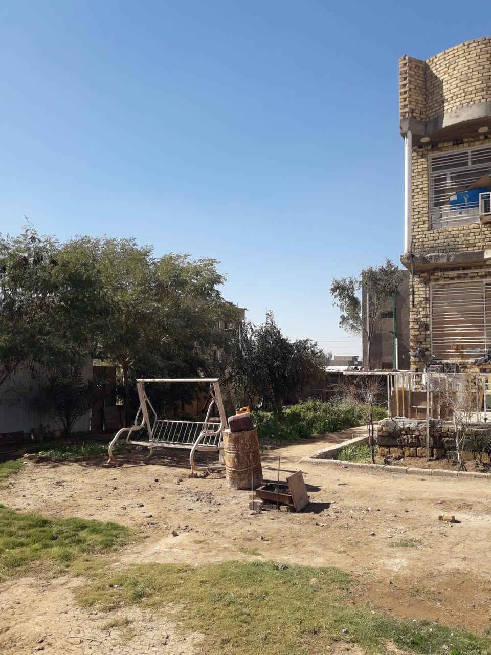 السلام عليكم الدار البيع البيت الاول طابقين متكون من اربع غرف وصاله ومطبخ وستقبال وصحيات فوك وجوه البيت الثاني طابق واحد يتكون من غرفتين وصاله ومطبخ وصحيات كلهن كونكريت بناء طابوق البناء حديث جدا المساحه الكليه 800متر المكان حي الفرات السنيه السياحي قبل سكه مقابيل شركة العادلي لصب خلف مكتب توحيد العفلوكي. الاستفسار اكثر الاتصال *********** /////***********
