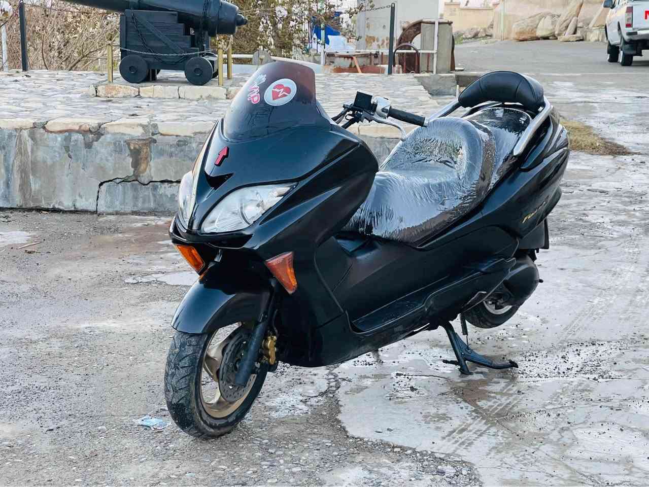 ماتۆڕسکیلی هۆندا، نموونە لە جوانی و پاکی،

*جور**هوندا [ (09)forza250]

 مواسەفاتی:
*60هه زار روشتوه 
*7گيره
*سيموده *ته رح *توماتيك*سپورت 
*مه كينه ي كه بس 

*حاڵەت:** زۆر پاک و بێ کێشە، لە وێنەکاندا دیارە کە چەندە خاوێنە

    *  گزۆزی سپۆرت (دەنگی خۆش و شکڵێکی جوان).

    *   جامێکی پێشەوەی ڕەش بۆ پاراستن لە هەوا

*ناو گيجي و دازغوليو كاره بايو يه ك گلوبي نه قس نيه به شه رته به سمه و دارو به ردي به شه رت

   *بەکارهێنان:** زۆر گونجاوە بۆ ناو شار و بۆ ڕێگای دووریش، چونکە دانیشتنەکەی زۆر موریحە.

**تێبینی: ماتۆڕەکە زۆر کەم مەسرەف و بێ عەیبە. هەموو گیانی بە شەرت.

**نرخ:** [$800  ] و کەمێک مەعامەلەی تێدایە.
شوين ...كويه

**بۆ زانیاری زیاتر و بینینی ماتۆڕەکە، پەیوەندی بکەن بەم ژمارەیەوە:
[[***********]]فايبه ر له سه ره كويسينجاك, أربيل
