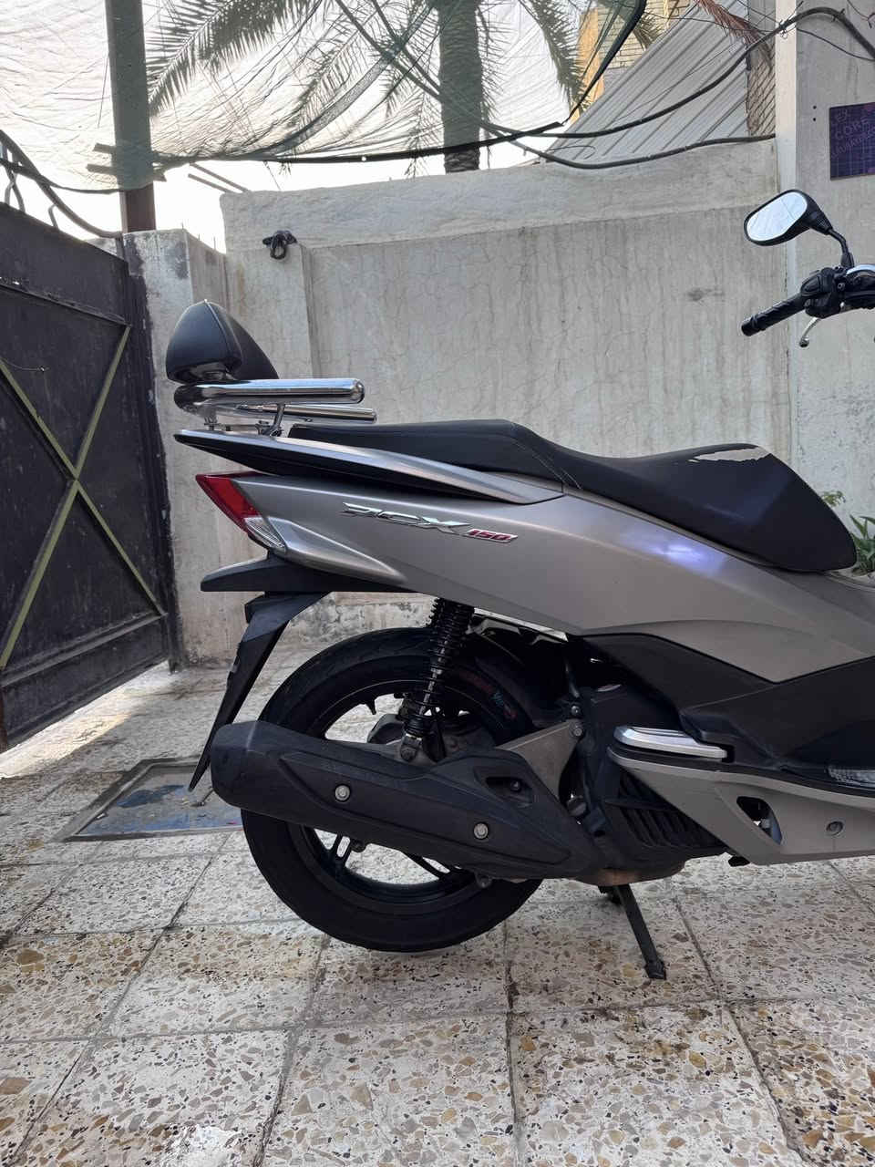 سلام عليكم PCX جيل الثاني ياباني 
نازله من بيت طارش صور مزاد موجوده 
صارلهة 4 اشهر من نازله كفاله الدراجه كفر ومكينه لوك
مكينه150✅
ماشيه27k✅
حساس ستان حساس ازدحام✅
المنفيس والكتلوكات والعدة هم وياها
السعر16ونص وبيه مجال حك الجيه مكاني الامين الثانيه
شراي اتصل ***********
