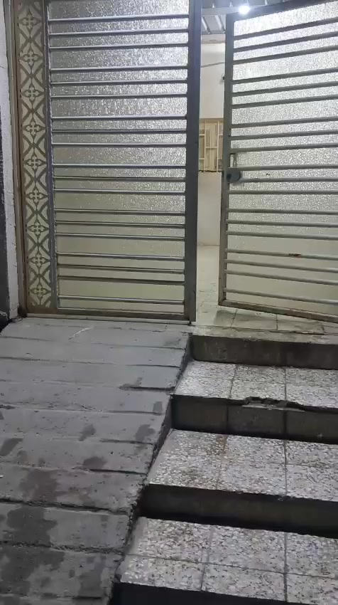 سلام عليكم دار150متر طابقين ونص  لبيع العماره العراضات مقابل ساحه قرب  المجسرات   تفاصيل موجوده بالفيديو رقم الموبايل ***********
