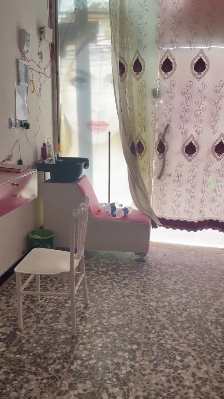 غراض صالون نسائي محل كامل بس تجين وتفتحين امرايات + تخم +مغسله صبغ + جام خانه + رفوف + جميع ل ميكب + راوتر انترنيت + سحب وطنيه +كاويه شعر + شسوار ملحقات الصالون كلهن متوفرات السعر خاص الرقم ***********
