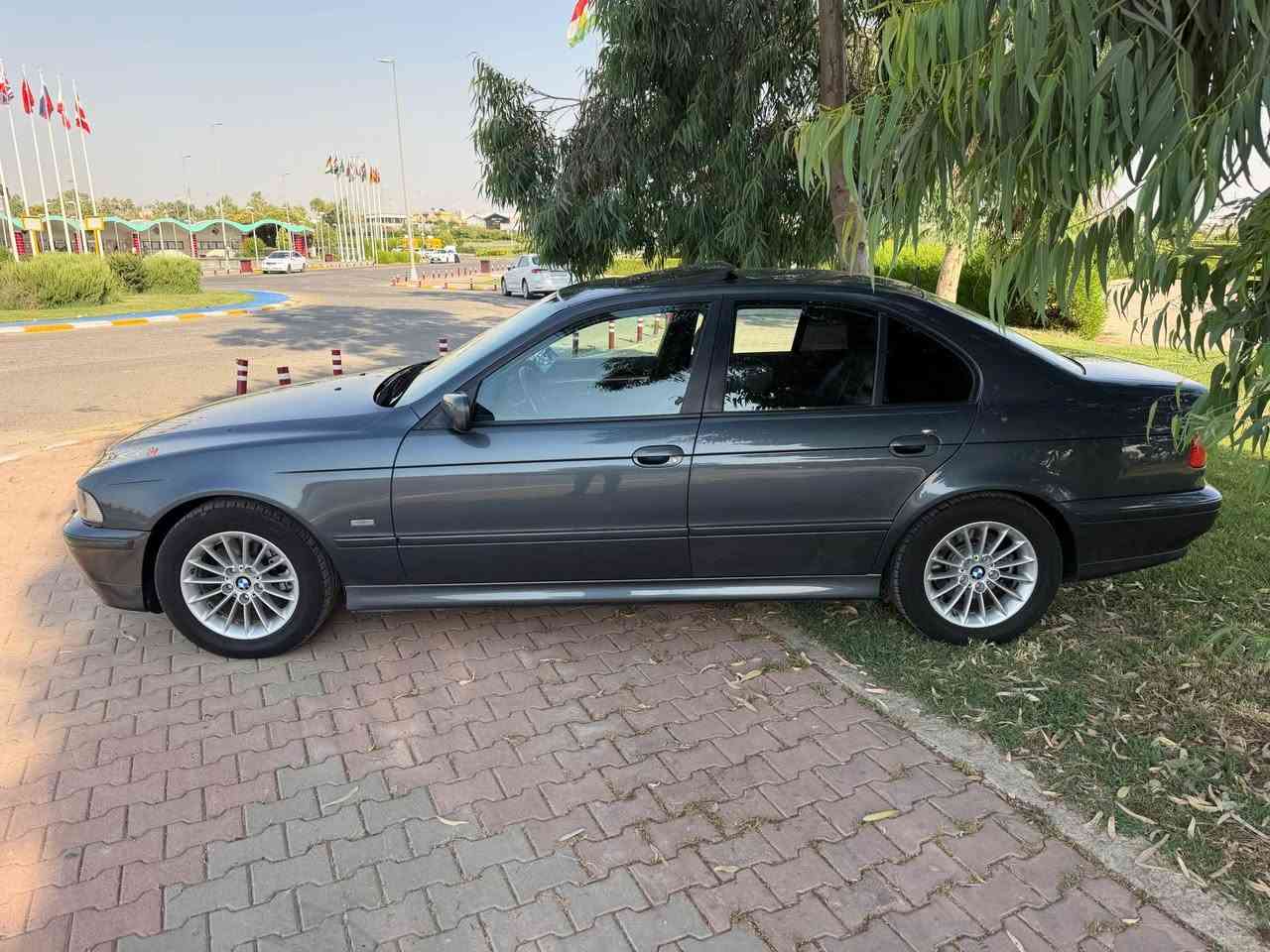 سەرەتا بەناوی خودا 
سةقةر ٥٣٠دەبڵ دیجتاڵ 
مۆدیل ٢٠٠٢
سڵایت شوشة
پەردە کارەبای
ئاوێنە شەفت 
کوشن جلد کارەبای خەزن 
شاشە گەورە سیدی بۆکس 
مەنەفێستی ئەسڵی لەگەڵە 
پاکانەی بۆ کراوە
نمونەیە لەجوانی و پاکی و بێ مەسرەفی
گێڕ و مەکینە و کارەبای و تەقەو ڕەقە بەشەرت 
غاز و بەنزین 
داوای ٨٥و کەمێك مەعمەلەی لێ ئەکەم 
تكاية لةسعر نازانى لةخوتةوة هيج مةلى 
***********ژم أربيل, العراق
