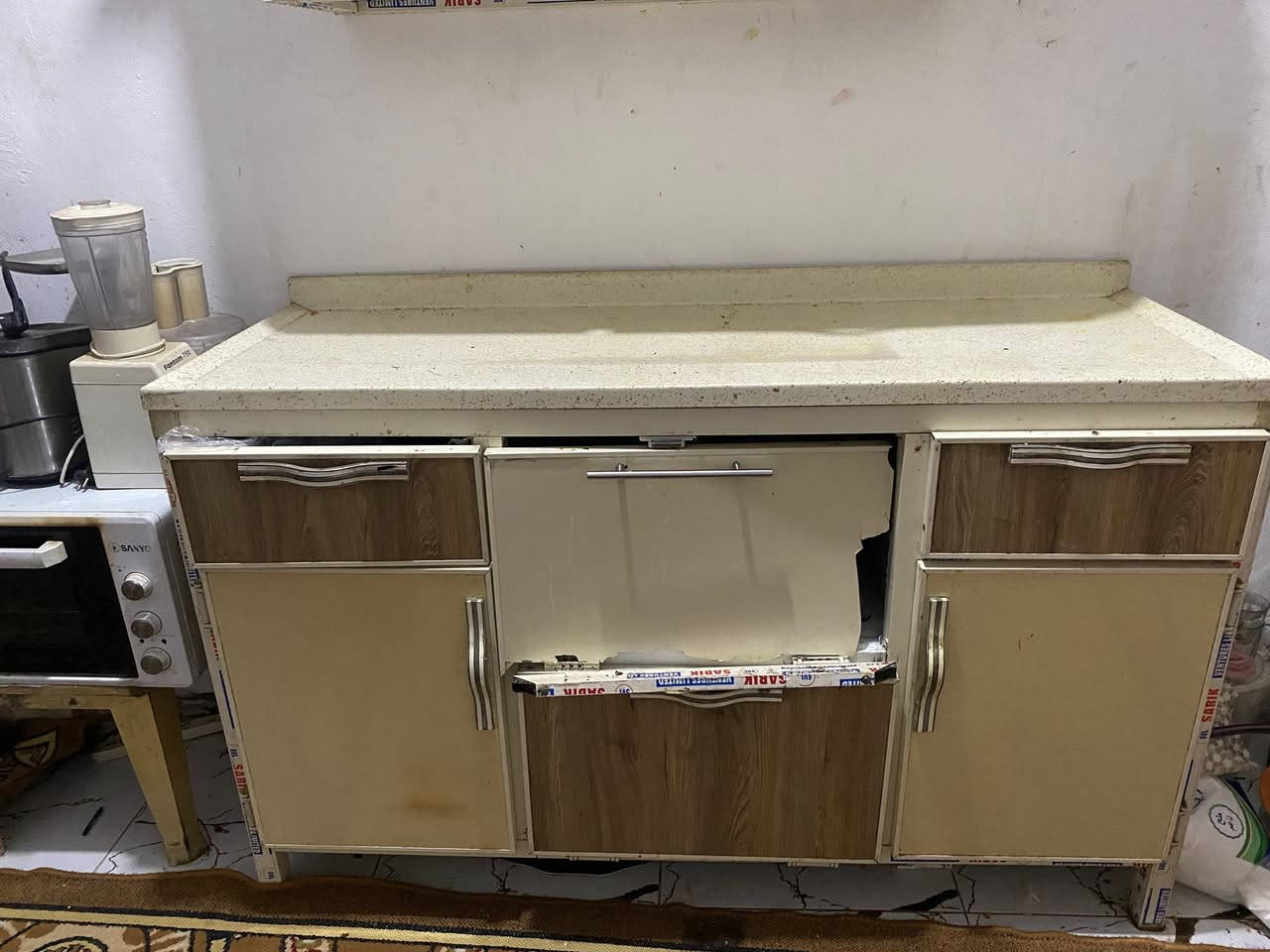 السلام عليكم كاونتر البيع بس الباب مكسور واحد فقط والباقي شوف عيونكم مرمرايتين السنك والكاونتر مرمر السعر ٢٠٠ الف***********
