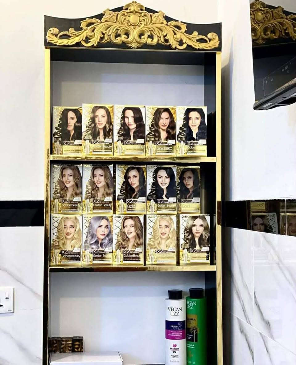 السلام عليكم عندي هذا الصالون  مكانه المنصورية كامل من كلشي  حتى كوزمتك أو ومحل ملابس وفساتين وغيرهن أكو وحده تلزمه وبل نص أو تطيني شهريه صافي لاستفساره أكثر رقم الهاتف ***********   واتساب بي
