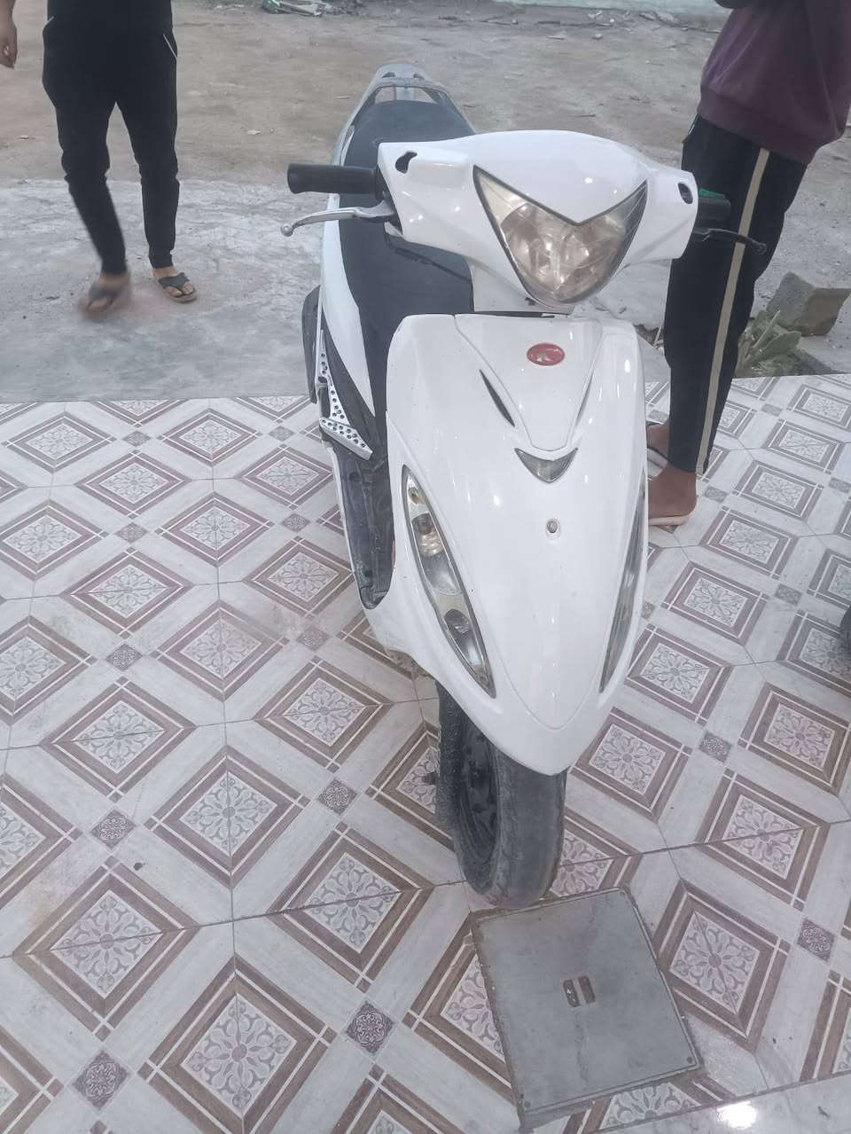 السلام عليكم دراجه كامكو حاويه شرط حاويه مكينه كفاله دراجه 

كلهه ختم واحد شلعه تخبل معدل 140 كهربائيات كلهه شغاله 

الدراجه مو مال شارع مال جناي تجي تجيب عشر فيتريه يلا تاخذ 

دراجه واسقا من نفسها😂✌🏻 ***********
