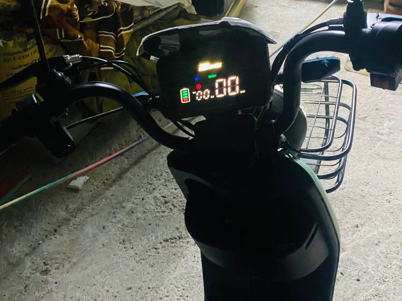 السلام عليكم دراجه شحن للبيع حجم 14 الدراجه جديده بعدها بالچيس المكان بغداد الدوره السعر 380 الف وبيها مجال للتواصل ***********.
