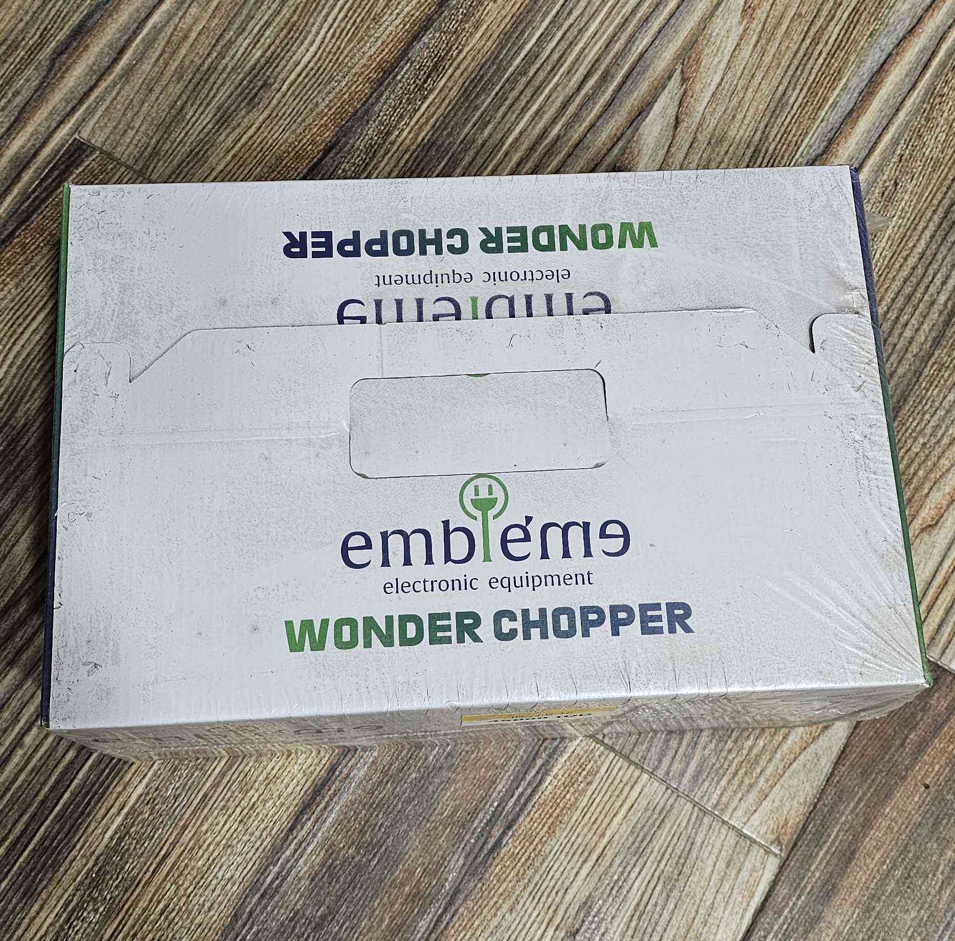 لكل ربة بيت أو صاحب مطعم، وفرنا لكم الثرامة الأقوى والأكبر حجمًا من ماركة Embleme الأصلية. ثرامة "وندر تشوبر" اللي راح تختصر عليكِ وقت ومجهود كبير بالمطبخ!
​المواصفات والمميزات:
​✅ الحجم العملاق: سعة 6 لتر (أكبر من الثرامات العادية، تكفي كميات كبيرة مرة وحدة).
​✅ المحرك: محرك نحاسي قوي جدًا 1000 واط، يتحمل الشغل الثقيل.
​✅ السرعات: تحتوي على 3 سرعات مختلفة للتحكم بدرجة الفرم (ناعم أو خشن).
​✅ الخامة: حوض مصنوع من الستانلس ستيل المقاوم للصدأ (قوي وصحي وسهل التنظيف).
​✅ الشفرات: شفرات حادة جدًا ثنائية المستوى لضمان فرم اللحم والخضروات والمكسرات بسرعة البرق.
​✅ الأمان: تصميم عملي مع غطاء مزدوج ونظام فصل المحرك عن الحوض لسهولة الاستخدام.
​تفاصيل إضافية:
​الحالة: جديدة تماماً (داخل النايلون والكرتون).
​الموديل: CH06.
​الاستخدام: مثالية لفرم اللحم، الكبة، الخضروات، الثوم، وحتى جرش الثلج.
​💰 السعر: 45 ألف دينار
📍 الموقع: بغداد - اليرموك 
🚗 خدمة التوصيل: موجودة لكل مناطق بغداد / أو الاستلام من الموقع
​للحجز أو الاستفسار، يرجى مراسلة الخاص (دايركت) أو  على الرقم: *********** بغداد, العراق
