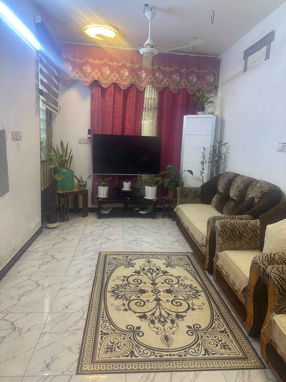 السلام عليكم 
بيت 50 متر للبيع في كميره شارع 9 البيت على الشارعين يحتوي على صاله و مطبخ و 2 غرف نوم و 2 صحيات 
بيت كامل مكمل من كلشي السعر 68 وبي مجال 
للاستفسار ***********
