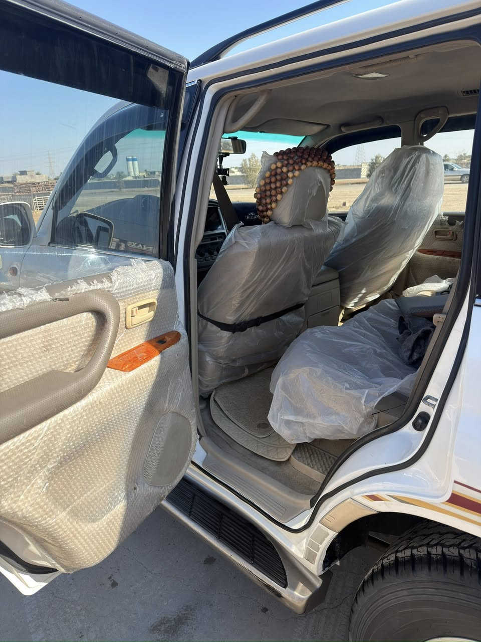 السلام عليكم اخوان /لاندكروز 2005 ياباني الاصلي سعودي /فول عدى الفتحة شادلها بصمه إطفاء وتشغيل عن بعد /دبل تانكي / رقم سليمانيه باسمي تريد تحويل بكلر تريد بسليمانيه بيها صبغ قليل حافهبالجنطه وشبر بالجامرلغ امامي صبغ 
باقي كفاله حداديه جديد (السعر 195 )وبيها مجال العنوان ديالى *********** بلا زحمه بس الشراي يتصل وربي يرزق الجميع
