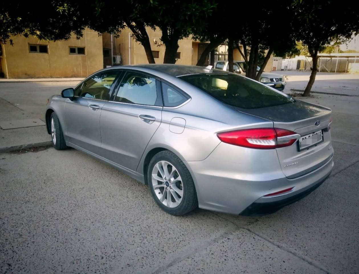 فورد فيوجن 2020 بجم كبس شركة 
محرك 1500 تيربو اقتصادي وقوى ( بانزين عادي) 
رزانة وعزل صوت
حادث خلفي على يمين الجنطة (بجم كبس شركة) 
رقم اربيل دولي وتحويل ثاني يوم باسمك
المسافة المقطوعة 50 الف
بصمة تشغيل عن بعد / كود دخول الابواب / كير ماوس/ هاند بريك بصمة / رادار مانع تصادم وتوقف ذاتي / نظام النقطة العمياء / رادار تنبيه خروج عن المسار / مثبت ستيرن / داخل كشنات جلد اسود / اشارة بالمرأة وتحكم كهرباء / تحكم ستيرن / مانع انزلاق / ردار أمامي وخلفي / حساسات وكاميرا خلفية مسار / تبريد قطعتين أمامي وخلفي وتحكم مناخلمن / المقعد الامامي كهربائي / كروز سرعه /

مقعد خزن / تخم تاير ويل 17 / أوامر صوتية / مدخل USB عدد 3 / سماعات عدد 8

-------------------------------------
بيها تعديل حسبة شبر في نفس مكان الحادث الوارد
مسويلها صيانة كاملة
مكان السيارة بغداد - الكرخ
السعر 126 وبيها مجال حك الجيه
الجادين الاتصال على الرقم واتساب

***********
