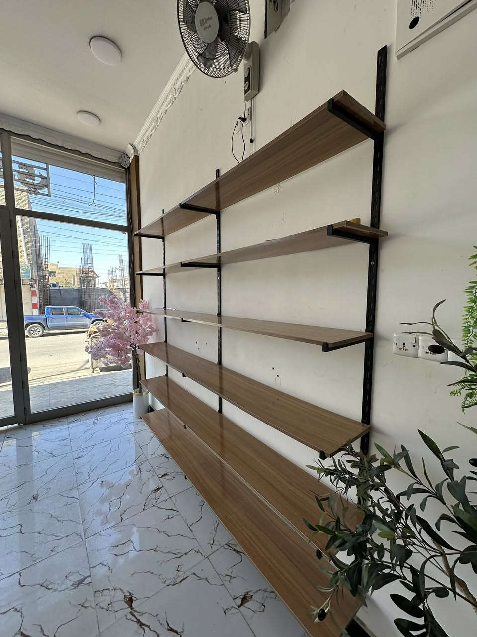 غراض محل للبيع ميز كاشير رفوف خشب مساطر وتلبيستهن مليكانات كرسي دوار  تعاليك فسان قميص بنطرون عدد هواي متوفر كلمن وسعره قيم بما يرضي لله ***********
