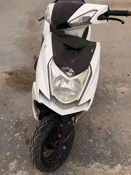 دراجه سكنز للبيع شغاله كابريته جديده نضيفه كل تقص مابيها  
سعر ٣٥٠ بيها مجال  
متواجد فيس و ***********
