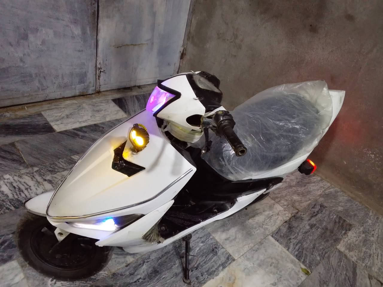 السلام عليكم 
دراجه ماكس fs نظيفة. الدراجه فقط كفراته تعبانه . دراجه كهربائياته كله شغاله ماعده الهورن. مكاني ناصرية مركز. السعر 300 وبيه مجال للشراي


**إذا كنت صاحب هذا الإعلان وتريد حذفه لأي سبب، رجاءا أرسل رسالة إلى الدعم الفني**