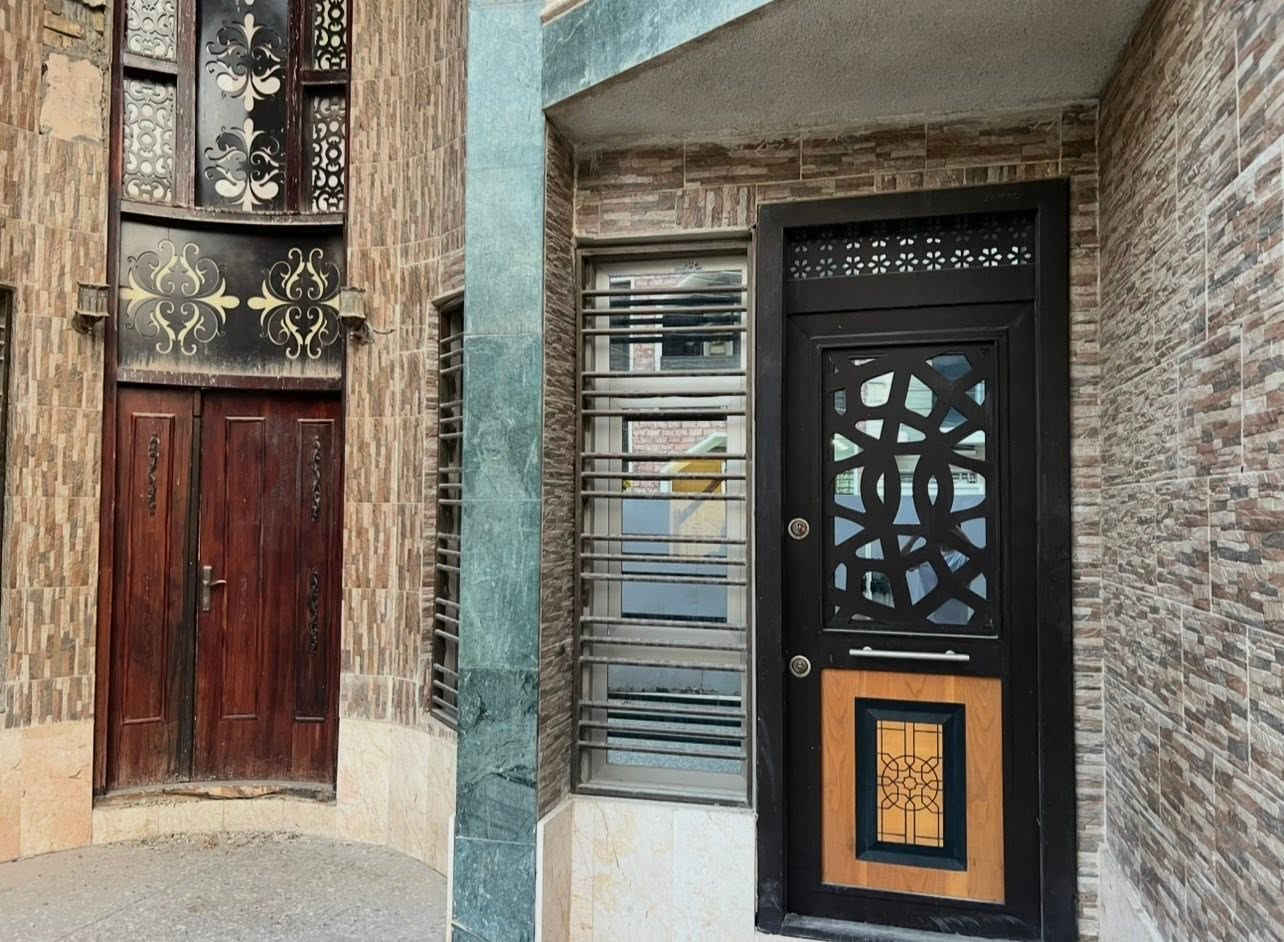 دار للبيع المساحة 150م الموقع الاعلام حي العمداء قرب ألعاب السيدية  البيت طابقين يحتوي على ثلاث غرف نوم كبار وحدة منهن سويت حمامات عدد اثنين مطبخ جبير ترك عدد اثنين استقبال جبير البيت بناء 2012
للاستفسار اكثر الاتصال عالرقم ***********
