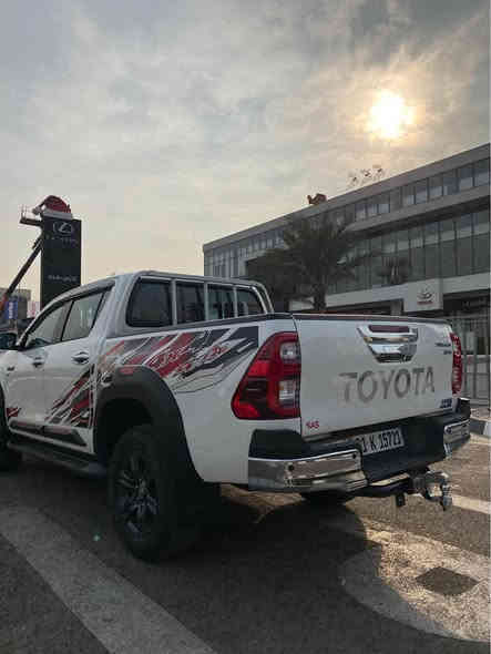 السلام عليكم 
هايلوكس SAS 2025 TRD 
رقم سليمانيه ب اسمي
وكالة ساز ام الضمان وبيه 4 تبديلات دهن مجاني
فل مواصفات 
مري شفط
كاميرا خلفيه وحساس
ماشيه 21 الف كيلو 
وايرليس شحن 
كشنات تبريد
فوريل 
دعاميه درع اصلي من شركة
6 سلندر مكينه 4000 الاف
السعر 42 الف دولار وبيه مجال مكاني السيديه
رقمي *********** بغداد
