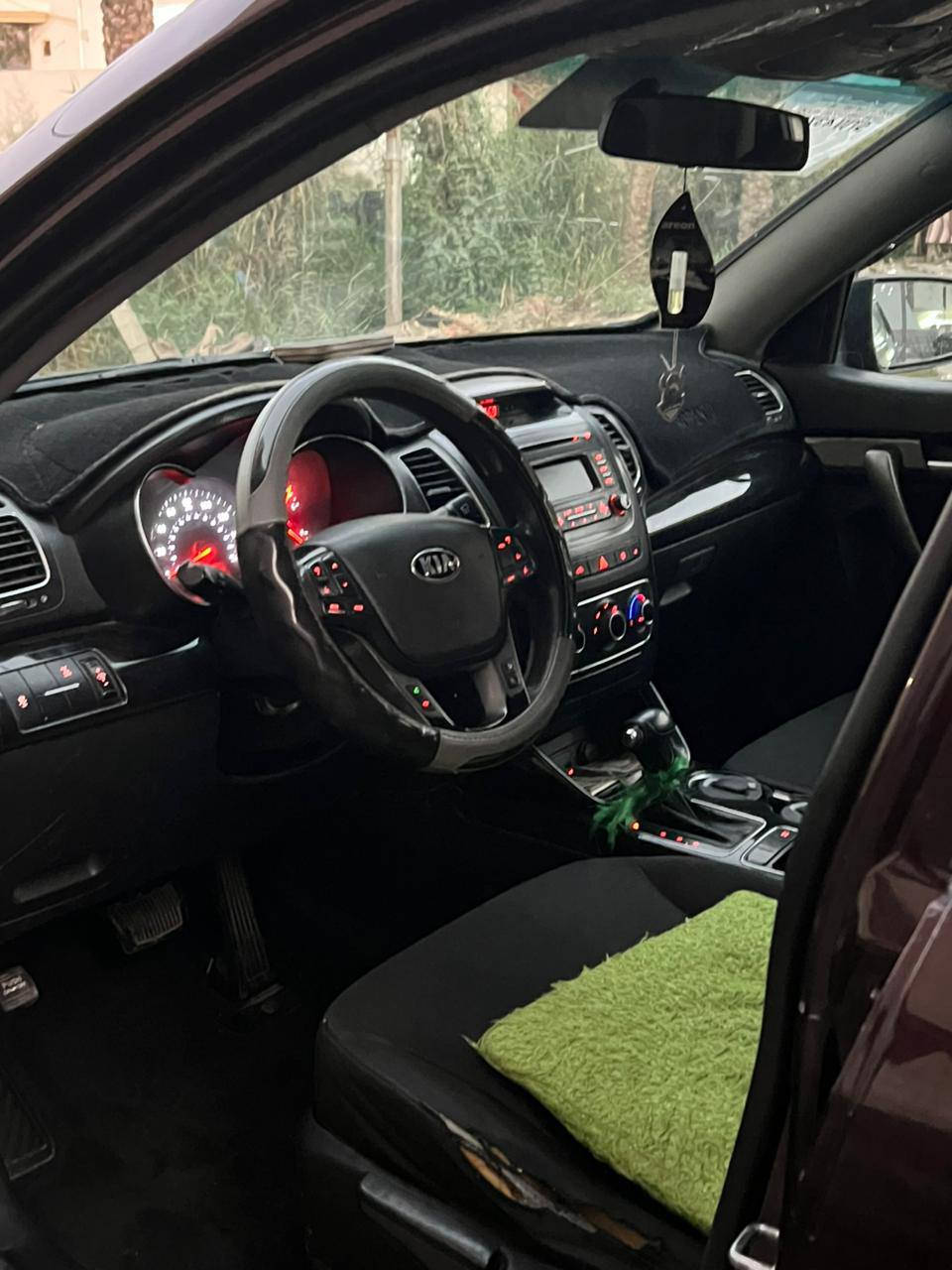 سورنتو 2015
مكينه ٦سلندر وارد امريكي 
٧ راكب وباقي المواصفات معروفه 
الضرر باب السائق والباب الوراه صبغ رش بدون معجون 
الاستفسار ***********
