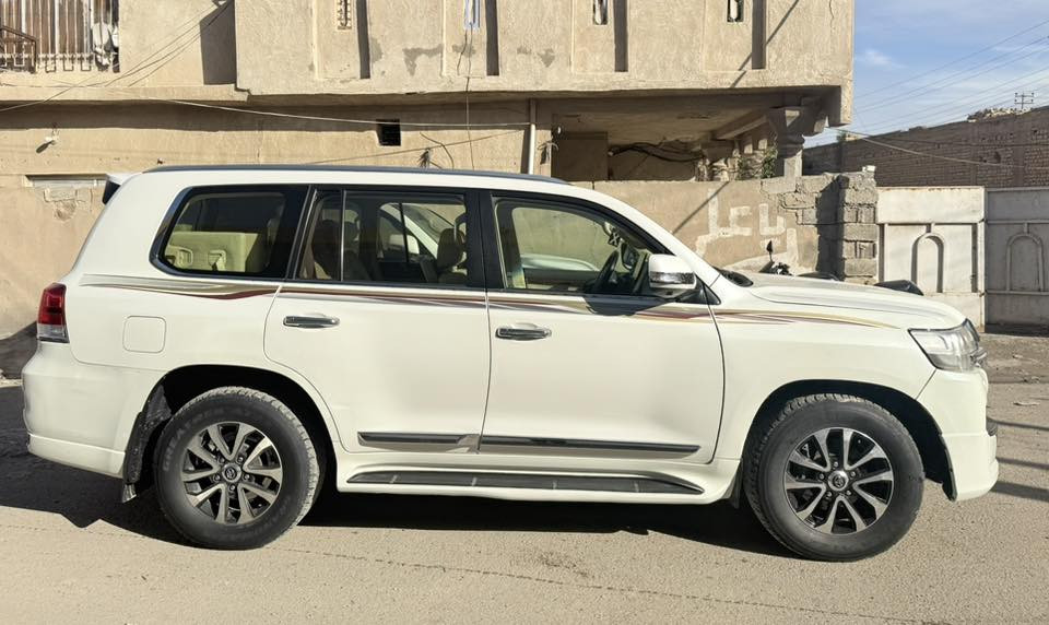 السلام عليكم 
لانكروز GXR V8 2016
فول مواصفات
كشنات جلد لون ابيض ابلادي
كشنات كهرباء
كشن السائق ذاكرة خزن
كامرة خلفية
ثلاجة
السيارة مفولة مواصفات 
السيارة بيهة ٣ قطع صبغ و قطعة بارد
مكان السيارة ديالى
للأستفسار اكثر الاتصال على الرقم : ***********
