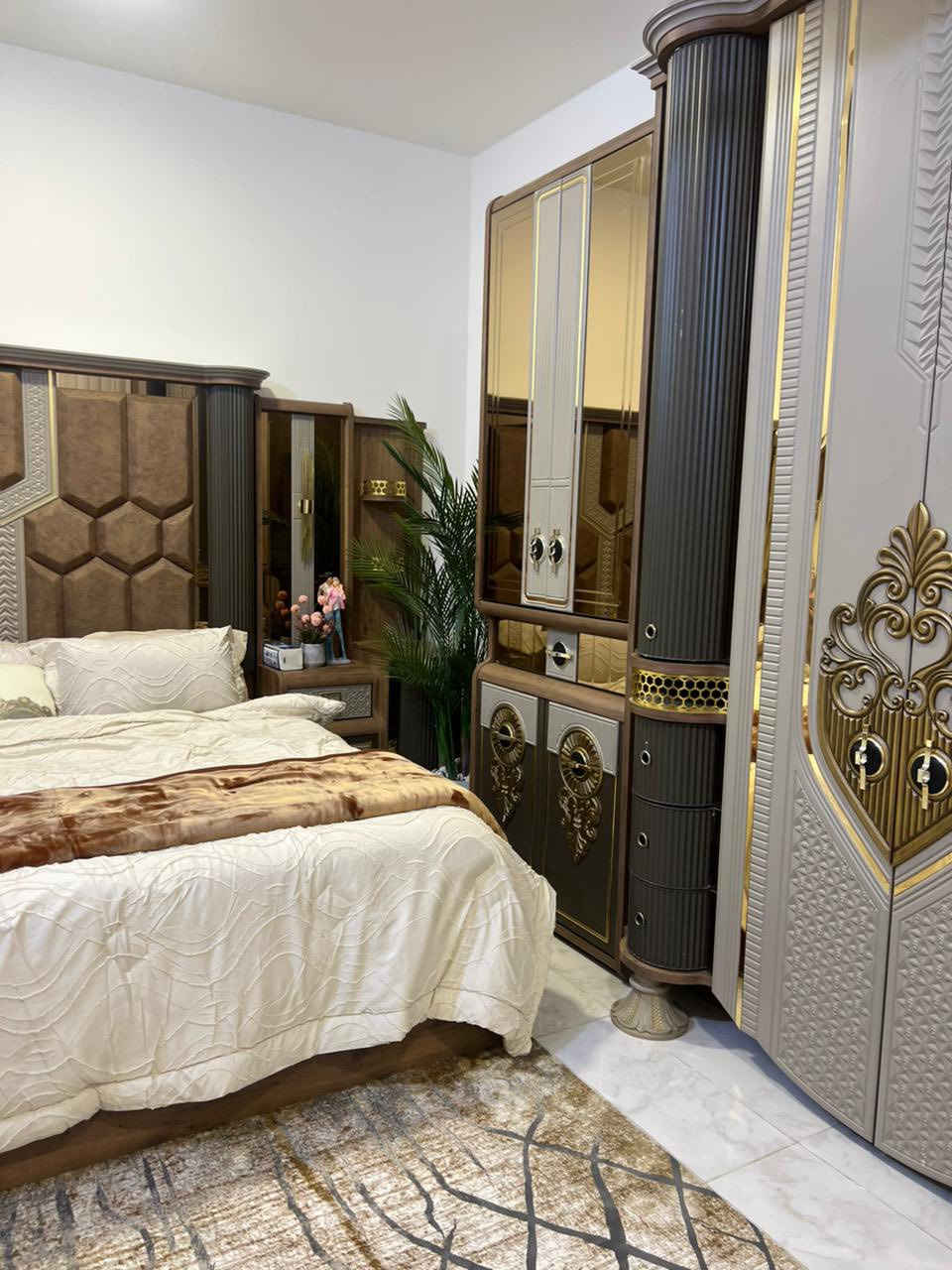 السلام عليكم ورحمة الله وبركاته 
للبيع دار مساحة ١٥٠ متر طابقين في مجمع قرية الغدير ٢
محافظة النجف الأشرف 
مرحلة اولى بلوك واتجاه الدار شمالي 
يحتوي غرفتين سويت
انضف وأجمل دار  ١٥٠ متر مؤثث بالكامل فول كلة جديد
فول الإضافات المتعارف عليها 
فارغ وجاهز للسكن مباشرةً 
السعر ١٧٨ مليون نقداً فقط الراغب بالشراء يتصل
الدار طابو مُلك صرف سند حُر تحويل فوري
***********
