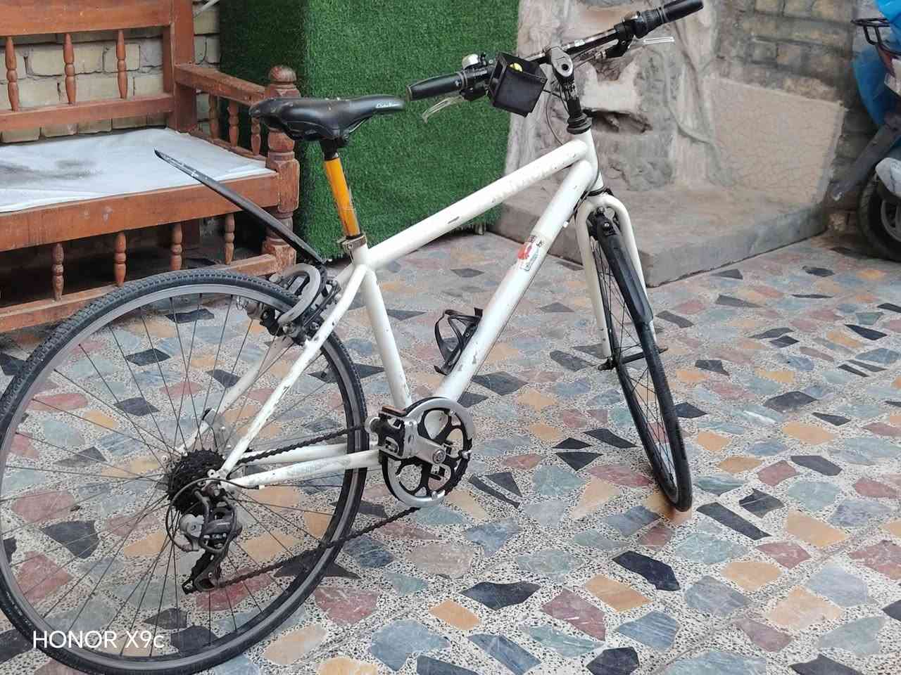 السلام عليكم 
دراجه هوائيه من ماركة ((  Renault))  الفرنسيه 🇫🇷 
الدراجه بحاله ممتازه👍👍✅ 
الكير من SHIMAno 🤑
تتميز بوجود ناقل حركة (شيمانو) بـ 3 تروس أمامية و 7 خلفية، مما يوفر 21 سرعة.الإطار مصنوع من الألمنيوم، ويبلغ حجم العجلات حوالي 28 بوصة، وهي مناسبة للمسافات البعيدة والسرعة.
السعر 160 الف 🤑🤑🤑 
العنوان // بغداد البلديات 
للاستفسار موبايل 
***********
