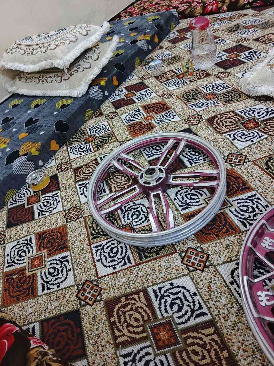 السلام عليكم وياله للبيع عنكبوت خالفي سعره 40 ول الويل لامامي مال 23سعره 35 المكان فلوجه الرقم ***********
