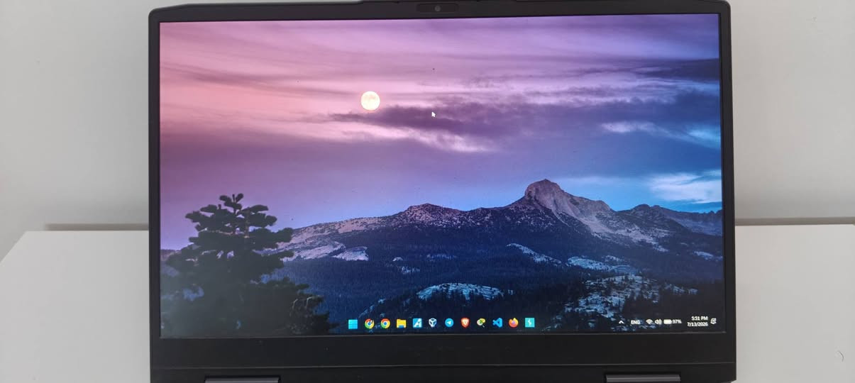 السلام عليكم، لاب توب Lenovo LOQ 15APH8 للبيع 
المعالج: AMD Ryzen 7 7840HS (8 أنوية، أداء قوي وحرارة ممتازة).
الرام: 16 جيجابايت DDR5 بسرعة 5600 MT/s.
كرت الشاشة: NVIDIA GeForce RTX 4050 (بذكرة 6 جيجابايت).
الهارد: 512ssd
الشاشة: 15.6 بوصة بتردد 144Hz IPS.
الهدايا والملحقات:
حقيبة لابتوب + سماعة + ماوس + كيبورد كاملة من شركة Red Dragon
السعر:950الف
للتواصل:*********** بغداد, العراق
