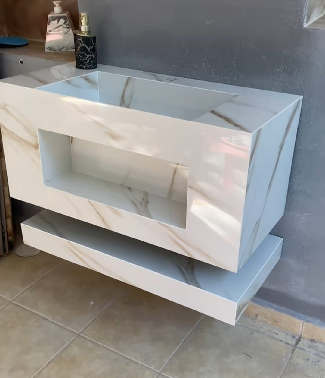 بسم الله الرحمن الرحيم 
سلام عليكم 

يتوفر لدينا  تجهيز كافه  مغاسل بورسلين هندي  كوارتز طبيعي 

عدة تصاميم و الوان 
متانة عالية 
و تصميم مودرن ✅
متوفر كافه  قياسات واحجام متنوعة وحسب الطلب
ظمان عمل ودقه 
وليس الوحدين لكن الافضل  
تجهيز كافه دوائر الدوله 🇮🇶
تجهيز كافه العمارات السكنيه 🦺
تجهيز كافه المحلات الانشائيه🪓 معه خصم 20/بلميه للاصحاب المحلات الانشائيه وكذلك خصم للطب اكثر من قطعه

اسعار تنافسية 🔥

لتجهيز كافة اعمال البورسلين 
 
للتواصل واتساب : ***********
او مراسلة الصفحة
