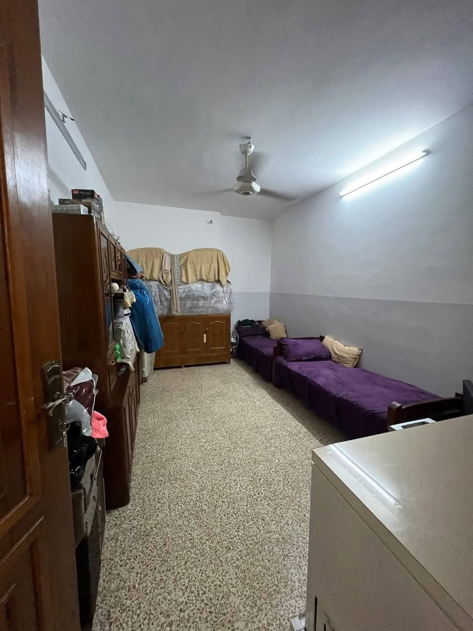 السلام عليكم بيت 150متر للبيع واجهة 7.5 عمق 20ملك صرف 

الموقع:حي العامل خلف جامع الأغوات 

استقبال+مطبخ+هول+صحيات +غرفتين+بيتونه8امتار 

لتفاصيل اكثر اتصل عل رقم

***********
