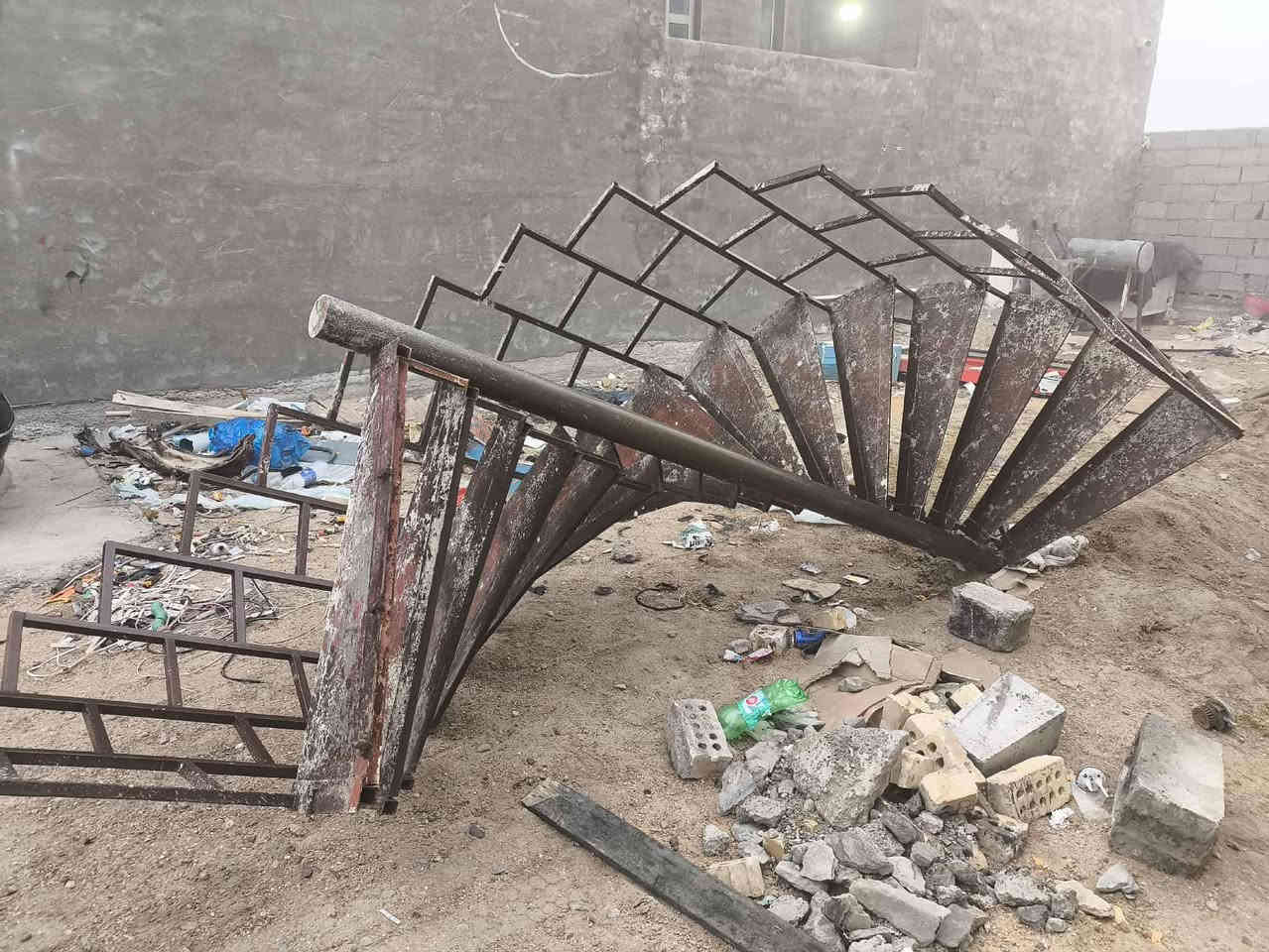 درج مدور حديد السعر ٢٥٠  
ارتفاع ثلاث أمتار و١٠ سانتيم
عرض البايه ٩٥ سانتيم
العنوان جغيفي ثانيه 
رقم الهاتف لشراي *********** واتساب
