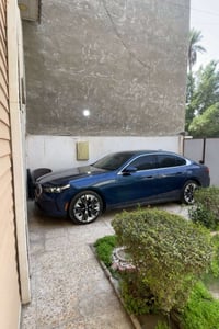 Bmw 530 i  موديل 24 وارد   فل اوبشن  داخل ابيض رويال(ملكي )  ويل كب 20...