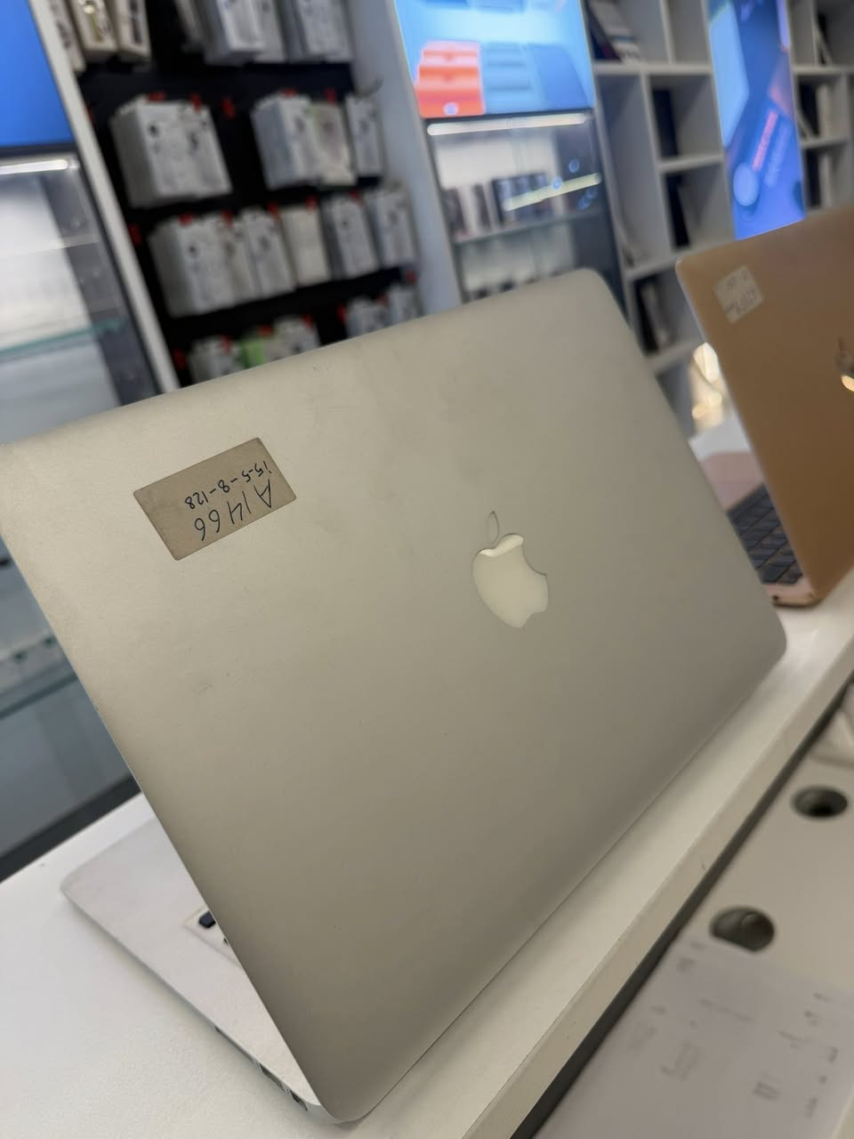 ماك بوك اير قطعتين 
الاول :
اير core i3 لون روز كولد سوبر سلم 
اصدار 2020
رام 8 
Ssd 256 

الثاني:
اير core i5 
رام 8 
ذاكرة 128 
اصدار 2016 
سلم + لد ابل خلفي مضيء 

-
الاجهزة شغالات وبحالة جيدة 
مع ضمان 30 يوم استرجاع في حال وجود اي خلل 

***********
