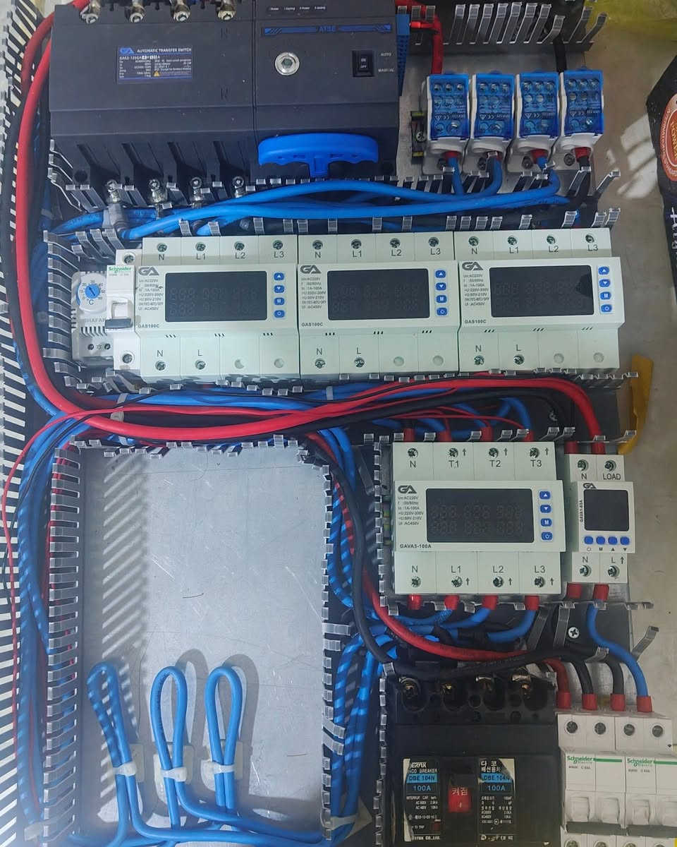 ⚡ تم بحمد الله تنفيذ وإكمال بورد ATS كـ هدية بسيطة لأحد الأصدقاء، يعمل على مصدرين: الوطني والطاقة الشمسية. ☀️⚡
للأسف هواية ناس تصرف على كل تفاصيل البيت، لكن من توصل للبورد الرئيسي تحاول تقلل الكلفة، مع إن هو عقل المنظومة الكهربائية والمسؤول عن حماية الأجهزة واستقرار التغذية.
🔧 مميزات البورد:
✅ حماية من ارتفاع وانخفاض الفولتية.
✅ إمكانية تحديد الحمل بالأمبير حسب حاجة المنظومة.
✅ انتقال تلقائي وآمن بين الوطني والطاقة الشمسية.
✅ سلكترات على جميع الخطوط، بحيث إذا صار خلل أو انقطاع بأحد الفيزات، تگدر تحول مباشرة على فيز ثاني بكل سهولة.
✅ تنفيذ مرتب باستخدام مواد ذات جودة عالية، مع مراعاة سهولة الصيانة والاعتمادية.
🔌 البخيت للأنظمة الذكية والتأسيسات الكهربائية
العمل في محافظة كربلاء المقدسة
✍️ المهندس مرتضى الكريطي
📞 ***********
📞 ***********
