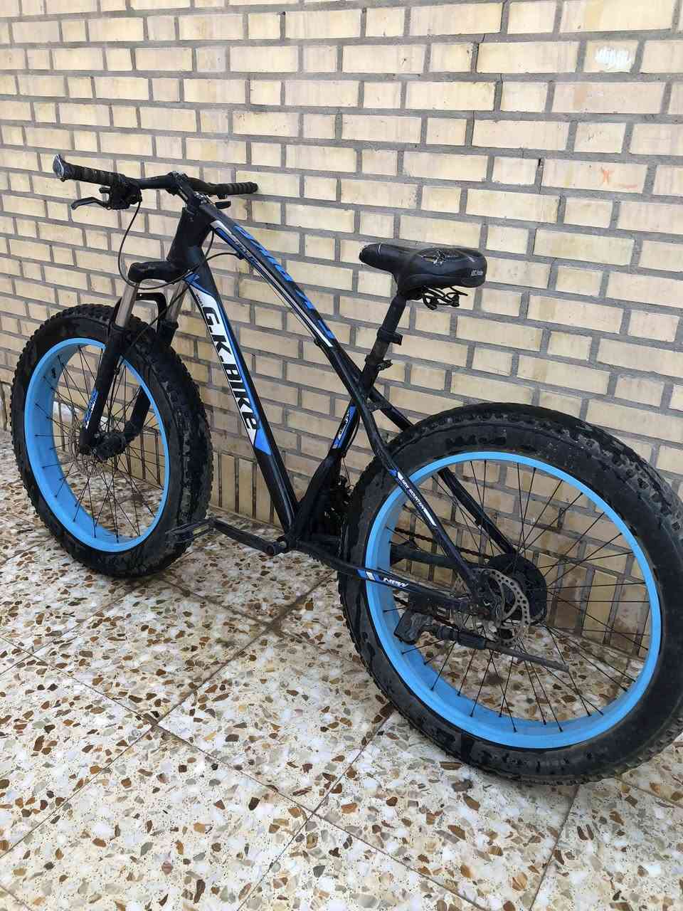 : بايسكل فات بايك GK-Bike مقاس 26
الحالة: نظيف جداً، كير شغال، 
المميزات: عجلات عريضة للرمل والطسات، هيكل ألمنيوم خفيف
سبب البيع: تحديث لموديل أحدث
السعر: 150 ألف نهائي،  للشراي
المكان: العمارة - استلام وتجربة يد بيد


**إذا كنت صاحب هذا الإعلان وتريد حذفه لأي سبب، رجاءا أرسل رسالة إلى الدعم الفني**