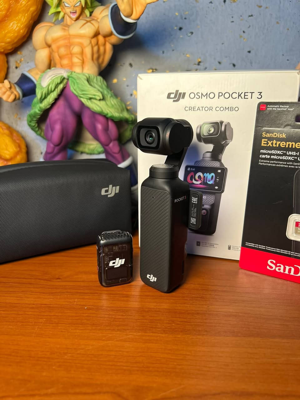 تعتبر DJI Osmo Pocket 3 كاميرا محمولة استثنائية لصناع المحتوى بفضل مستشعرها الكبير (1 إنش) وقدرتها على تصوير فيديو بدقة 4K بمعدل 120 إطاراً في الثانية. تتميز الكاميرا بتثبيت ميكانيكي ثلاثي المحاور وشاشة لمس دوارة تسمح بالتبديل السريع بين التصوير الأفقي والعمودي
المواصفات التقنية الرئيسية:المستشعر: CMOS بحجم 1 إنش، لأداء احترافي فائق حتى في ظروف الإضاءة المنخفضة.جودة الفيديو: تدعم التصوير بدقة 4K بمعدل يصل إلى 120 إطاراً في الثانية.التثبيت: نظام تثبيت ميكانيكي احترافي ثلاثي المحاور للحصول على لقطات فائقة النعومة والخلو من الاهتزاز.الشاشة: شاشة لمس ملونة OLED قابلة للدوران بحجم 2 بوصة.البطارية والأداء: توفر ما يصل إلى 166 دقيقة من التصوير (بدقة 1080 بكسل) وتدعم الشحن السريع حتى 80% في 16 دقيقة فقط.التركيز والصوت: تتميز بتركيز تلقائي سريع للبكسل الكامل، و3 ميكروفونات مدمجة لتسجيل صوتي نقي وشامل الاتجاهات.الوزن والأبعاد: تصميم صغير الحجم يسهل حمله في الجيب، بوزن 179 غراماً القطعه جديده مثل مموضح بلصوره مع رام اصلي ساندسك السعر والتفاصيل خاص او تزور قناه التلي كرام 👇
https://t.me/B1B2B3_K


**إذا كنت صاحب هذا الإعلان وتريد حذفه لأي سبب، رجاءا أرسل رسالة إلى الدعم الفني**