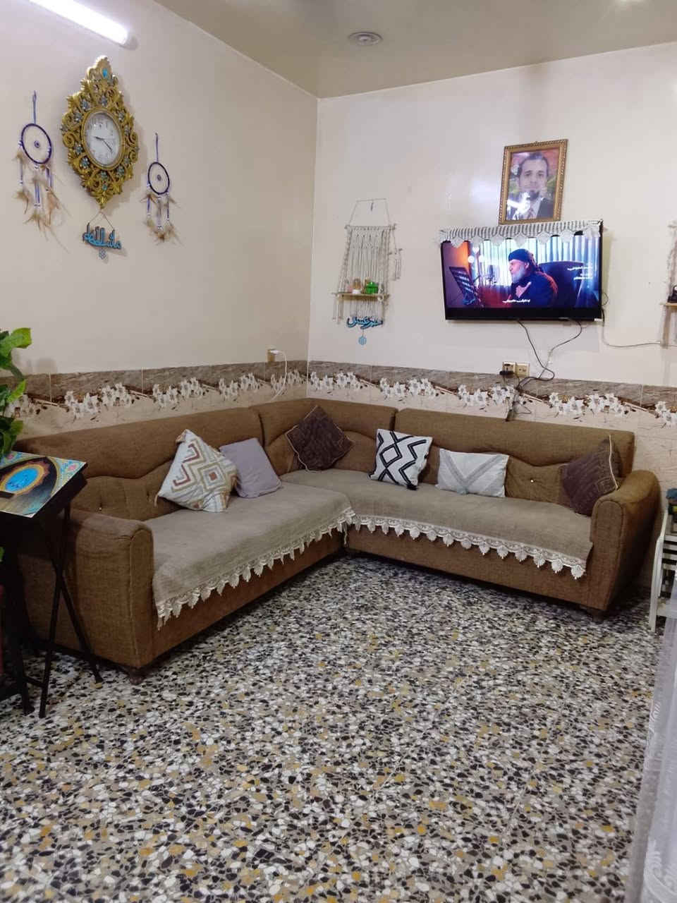 سلام عليكم بيت للبيع في منطقة الطي نزال قاسم المساحه ٥٠ متر الواجه ٥ نزال ١١ بيت نضيف
الكهرباء ثري فيز
الماء اساله +بير
قرب أسواق العلويه 
البيت مكون من ٣ طوابق
صاله +مطبخ +صحيات +منور +غرفتين في الطابق الثاني +مخزن وسطح في الطابق الثالث الافستسار *********** او ***********
