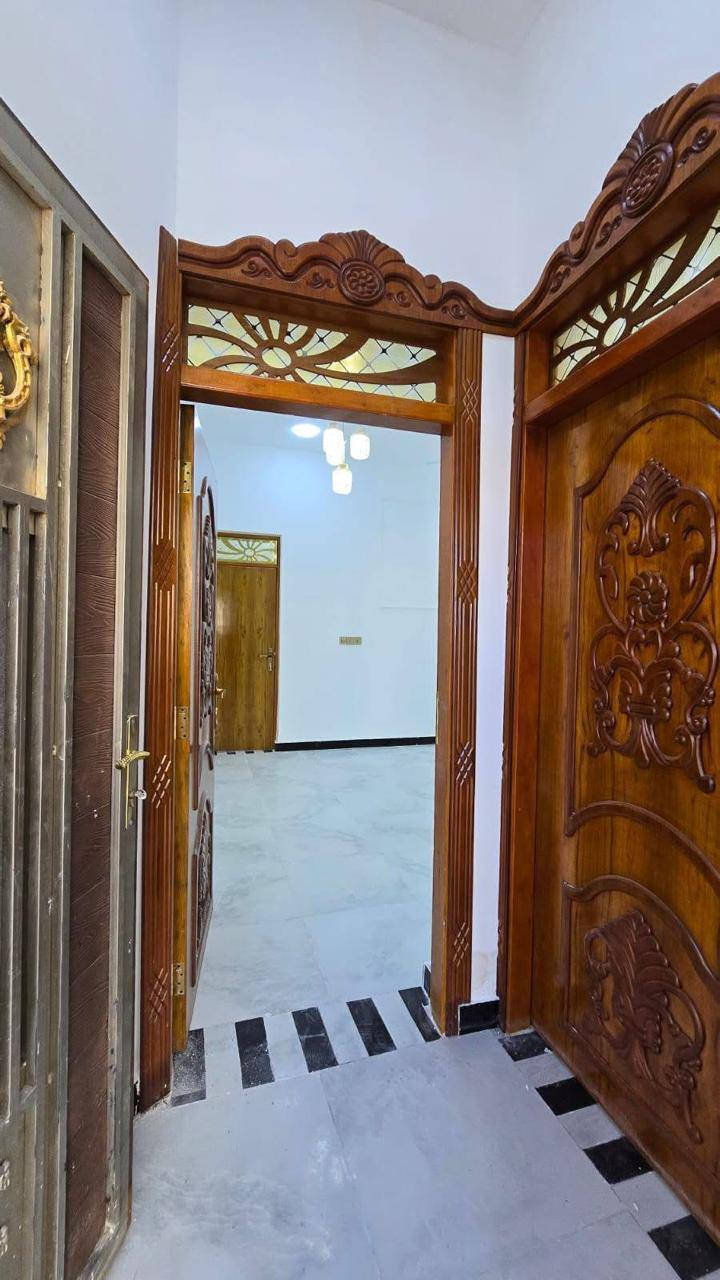 السلام عليكم ورحمه ألله وبركاته
اللاستفسار ***********

توفر دار سكن للبيع
المساحه ٢٠٠ م
بناء حديث وشغل درجه أولى
فارغ جاهز للسكن 

على شارع 10 متر  وركن
جميع الخدمات متوفره
ماء 🚰 + كهرباء + مجاري
مدارس كلشي قريب عليك

محتويات البيت ⬇️
كراج
دوانيه
صاله
غرف نوم 3
مطبخ
صحيات خارجي + داخلي

نوع العقار : طابو ملك صرف زراعي عراقي سند 25
العنوان البصره  ابي الخصيب كوت ثويني
مقابيل صناعية حمدان

السعر 125مليون وبي مجال
اللاستفسار ***********
