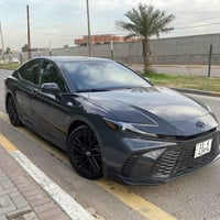 كامري se 2025 هايبرد اللون سمنتي  العداد ٢٢ الف  محرك 2500 هايبرد  الح...