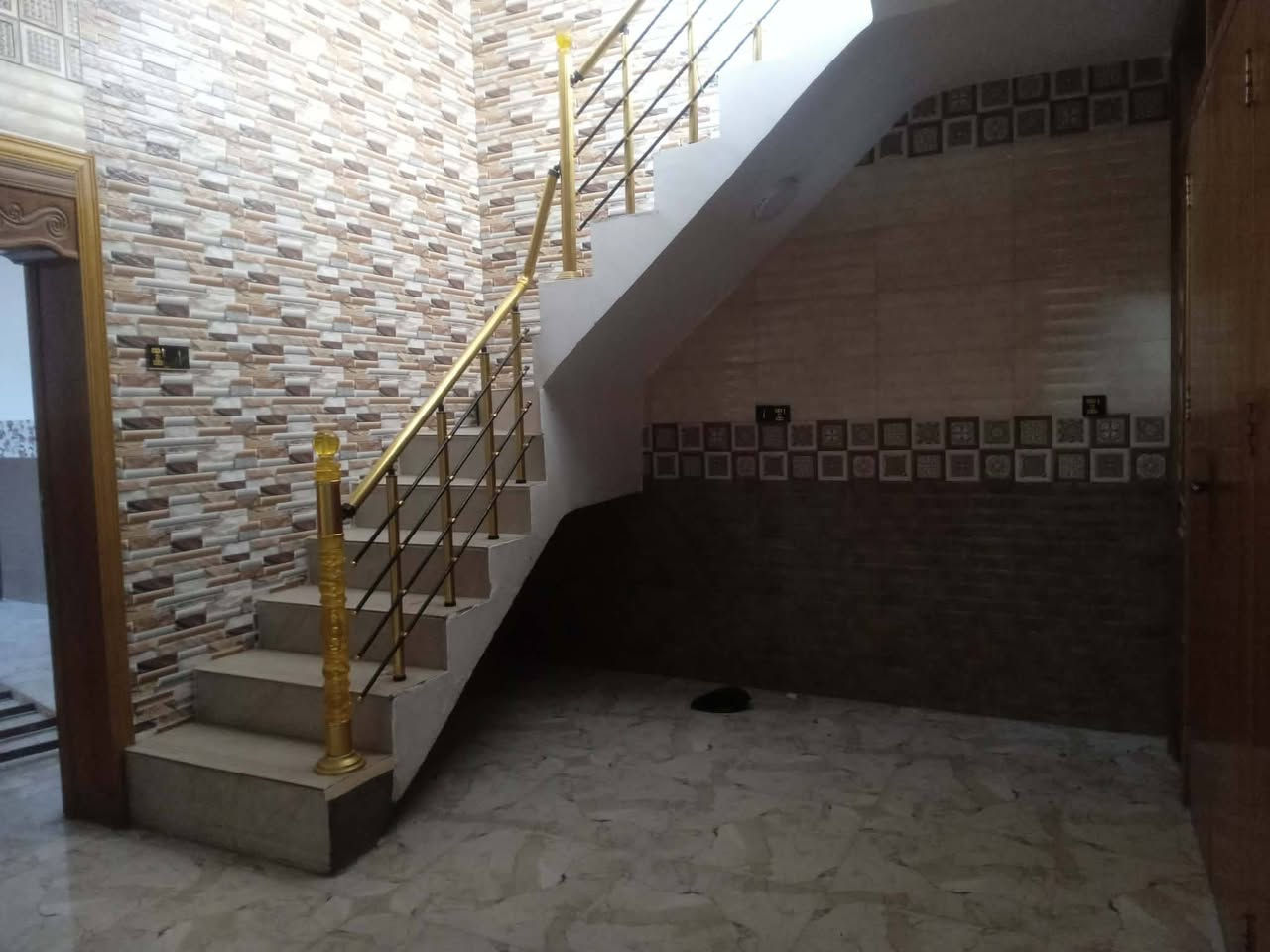✨ نخبة كربلاء العقارية ✨🏡
🔴 دار سكنية للبيع
📍 كربلاء المقدسة – حي العامل / المنطقة السابعة جهة اليرموك الثانية
📐 المساحة: 125 م²
💰 السعر المطلوب: 180 مليون دينار
🏠 تفاصيل الدار:
🔹 الطابق الأول:
▪️ غرفة نوم واحدة
▪️ صالة و استقبال
▪️ مطبخ حار ومطبخ بارد
▪️ مجاميع صحية
▪️ مناور عدد (2)
🔹 الطابق الثاني:
▪️ غرف نوم (2)
▪️ صالة
▪️ مجاميع صحية
✅ تصميم عملي ومناسب للعائلة
✅ موقع هادئ ومميز
📞 للاستفسار والمعاينة:
***********
👤 أبو محمد
🌟 نخبة كربلاء العقارية
ثقتكم أساس نجاحنا
#نخبة_كربلاء_العقارية
#عقارات_كربلاء
#حي_العامل
#بيوت_للبيع
#كربلاء
