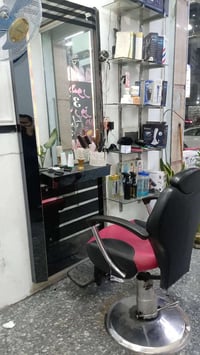 اغراض حلاقة • 4 كراسي • واحد مكسور