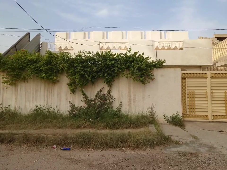 السلام عليكم منزل للبيع طابو صرف 

موقع تجاري // قرب مكتب حزب الدعوه مقابيل معهد دكتور محسن على الشارع الرئيسي 

مواصفات المنزل // المساحه 300 متر بلسند واجهة 15 ونزال 20 كراج (طرمه)  ياخذ سيارتين  مع منور يحيط بلمنزل وحديقة كبيرة استقبال 4×8 وهول 4×5 ومطبخ 4×5  والارضي غرفتين 4×5 بالإضافة الى مساحه درج واسعة وحمام داخلي والطابق الثاني ثلاث غرف نفس الحجم 4×5 مع حمام كبير 

ملاحظة // كل المطلوب ذكرته والسعر على الخاص وفقط الاله نيه بلشراء يتفضل يتصل على الرقم *********** مع احترامي للجميع
