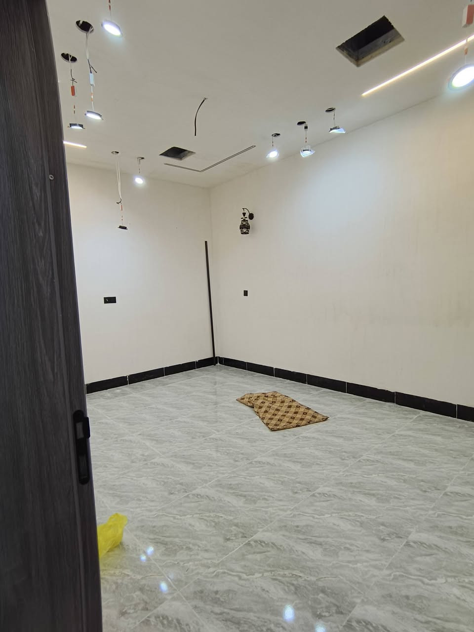 السلام عليكم
👈دارين للبيع🏚 👈المساحة كل دار100 متر
👈كل دار طابق ونص
يحتوي كل دار /  طابق الارضي / كراج ومطبخ واستقبال وصحيات وغرفة نوم
طابق الثاني / يحتوي/غرفة نوم وصحيات وبيثون
طابو صرف بسم شخص🚶 واحد
العنوان👈 حي الأسرى 👈 قرب مسجد قباء
الدار👈 على حرف T  وحديقة
موقع مميز👌 جداً
السعر (  ١٢٣  )  وبيه مجال
علما سيكون معاملة مع صاحب الدار مباشرة

للاستفسار أكثر مراجعة مكتب المباني للعقارات والمقاولات العامة او الاتصال على الارقام الثالي

*********** محمد ابو جنيد (واتساب وما سنجر
*********** محمد
*********** احمد

نتشرف بزيارتكم للمكتبنا واستقبال كافة عرضاتكم تجاري وسكني في كافة أنحاء محافظة كركوك

عنوان مكتبنا حي العسكري مقابيل جامع المعراج
