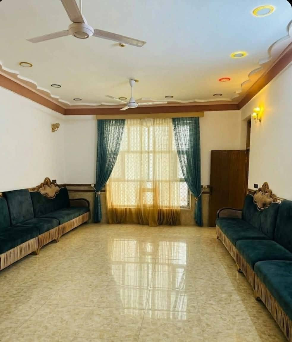 🏡 عـرض مـمـيـز ولأصـحـاب الـفـخـامـة: بـيـت حـديـث + مـشـتـمـل + دونـم أرض لـلـبـيـع ✨

​لكل من يبحث عن الاستقرار، المساحة الواسعة، والاستثمار المضمون، متوفر الآن عقار متكامل بمواصفات ممتازة وموقع مخدوم بالكامل في بابل.

​📍 الموقع والخدمات

​الموقع: بابل - القاسم (ع) - شارع الطابو (قريب من مدرسة الشهيد المنتظر).

​نوع الملكية: طابو سند (25) جاهز للتحويل الفوري.

​الخدمات: منطقة مخدومة بالكامل (ماء + كهرباء مستقرة).

​💰 الـسـعـر

​السعر المطلوب: 155 مليون دينار عراقي (قابل للتفاوض بنسبة قليلة للجادين).

​📊 تفاصيل العقار والمواصفات

​1️⃣ البيت الرئيسي (بناء حديث 2020):

​المساحة: 350 متر مربع.

​نوع البناء: درجة أولى (صب كونكريت).

​التصميم الداخلي: 3 غرف نوم + صالة واسعة + استقبال + مطبخ + بيتونة كبيرة + صحيات (داخلية وخارجية).

​الخارج: طارمة كبيرة جداً + كراج واسع للسيارة.

​2️⃣ المشتمل الصغير (ملحق مع البيت):

​المحتويات: غرفة نوم + صالة + مطبخ + صحيات (مثالي للسكن المستقل أو لاستضافة الضيوف).

​3️⃣ الأرض التابعة للعقار:

​المساحة: دونم كامل (أرض زراعية مضافة للعقار)، تمنحك مساحة واسعة وممتازة للاستثمار، الزراعة، أو التوسع المستقبلي.


**إذا كنت صاحب هذا الإعلان وتريد حذفه لأي سبب، رجاءا أرسل رسالة إلى الدعم الفني**