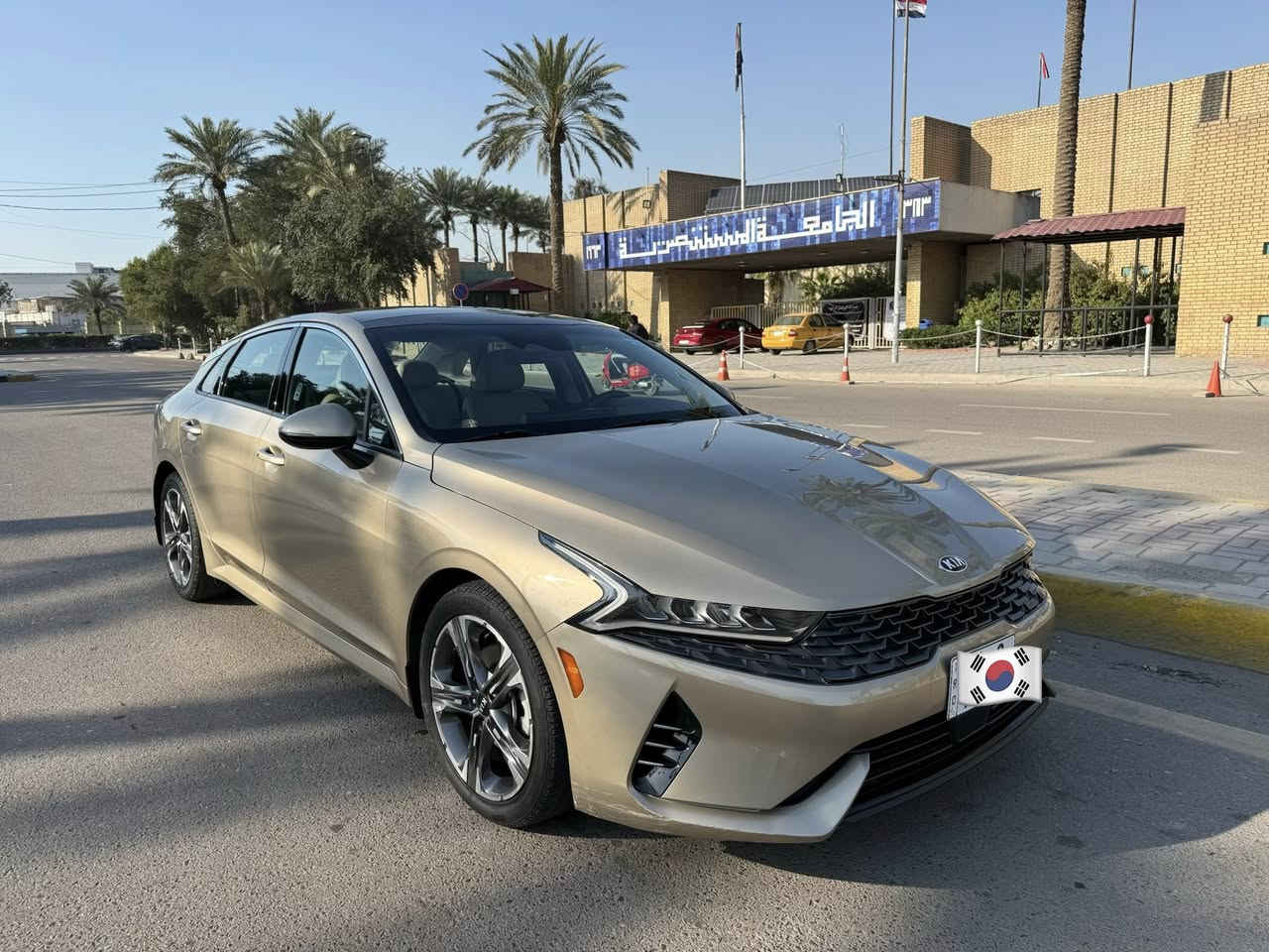 كي فايف 2021 EX فول الفول ميحتاج اذكر المواصفات حادثهة الباب مال السايق وشوية من الوراهة وباردين بيهة سيارة جديدة ماشية 47mi  سنوية بسمي هزة جدية سيارة كلش حلوة اي تفاصيل اتصال *********** السعر 165 وبيهة مجال بسيط
