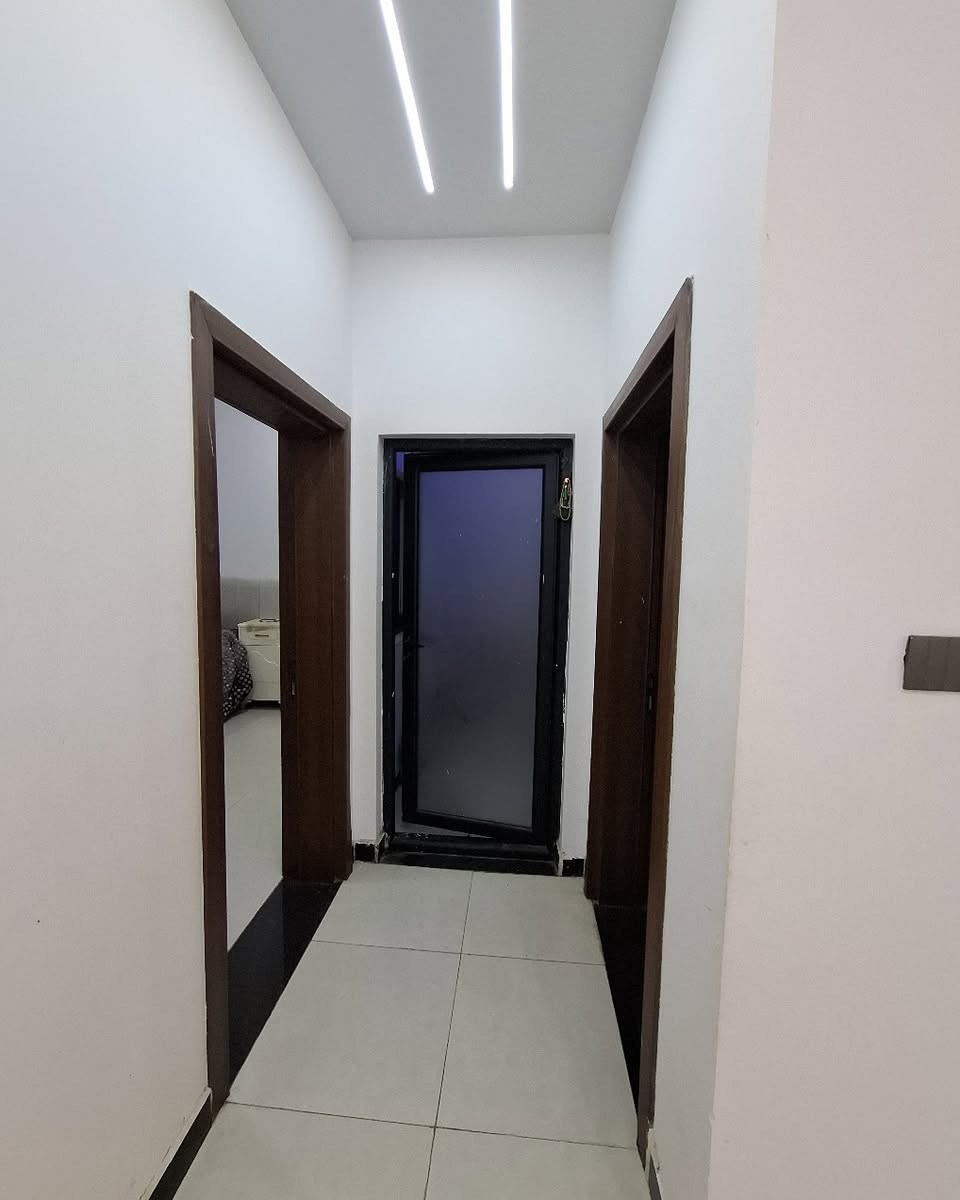 ⚠️السلام عليكم ورحمة الله وبركاتة ⚠️ 
💢 (دارللبيع في مجمع البركه )🏘
مساحه:- ٢٠٠متر ركن 
يتكون:- من غرفتين وصاله ومطبخ واستقبال وصحيات 
الدار مطلوب للمصرف(١١٧مليون )
ملاحظه(لاتنسى لايك والمتابعه )
💲لمعرفة تفاصيل او السعر علق (تم)تصلك رسالة بكافة التفاصيل
🔷للاستفسار الاتصال على 
*********** ☎️ 
*********** ☎️ 
*********** 
💢مكتب الحداثة للعقارات والتوسط العقاري 

📌عنوان المكتب : #السماوة حي الصدر شارع النادي الرياضي مجاور  شركة نقليات الوسيط قرب  مطعم الخليج 
▪️https://maps.app.goo.gl/vFx5TztZpnyBGpSv7▪️ 

✅نستقبل جميع العروض والطلبات العقارية ✅
