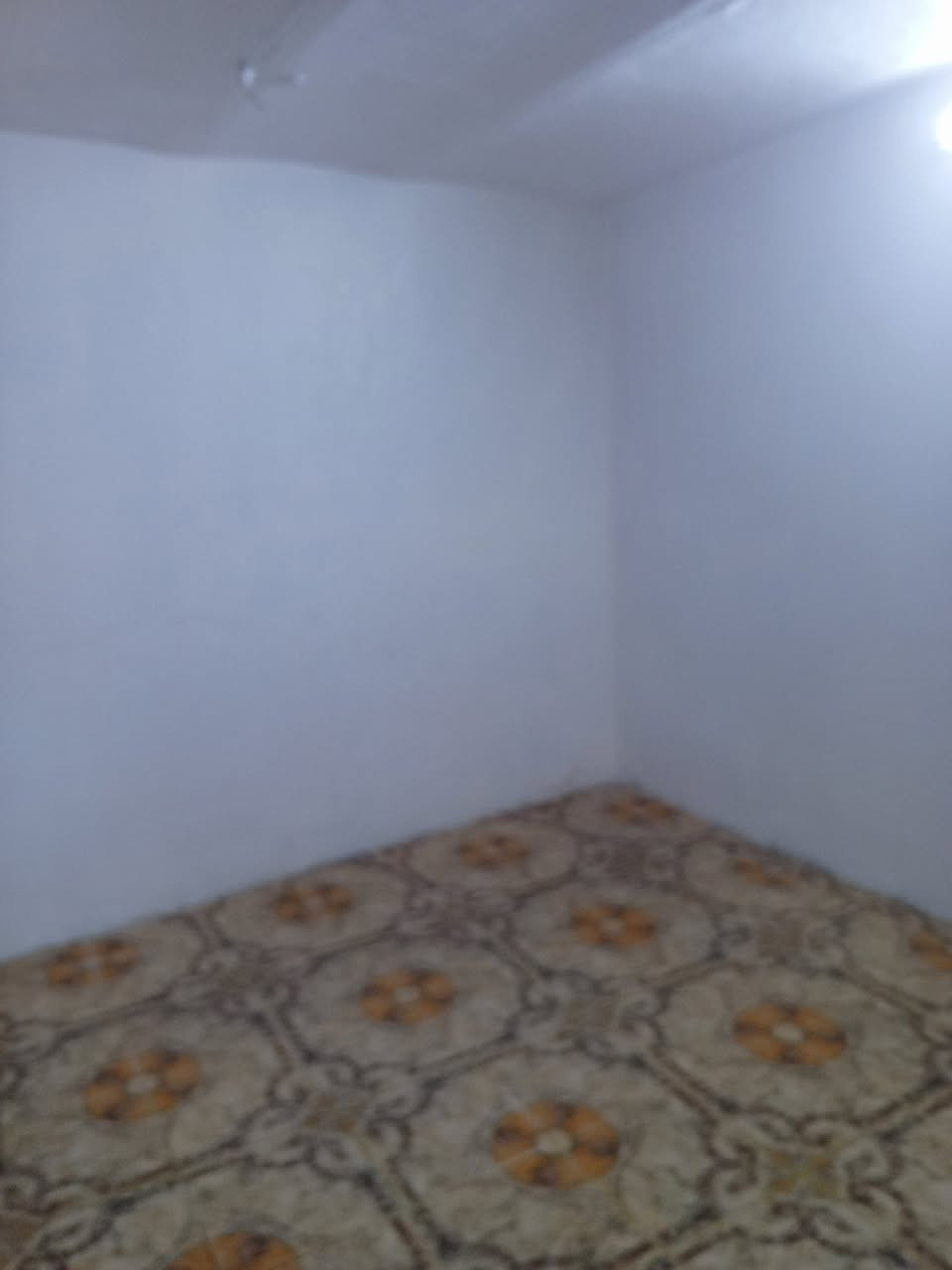 الدار للبيع طابو صرف المساحة ١٣٨ متر طابق ونصف يحتوي على صالة كبيرة ومطبخ واستقبال وثلاثة غرف غرفتان في الطابق الاول وغرفة في الطابق الثاني + سطح كبير  المنزل فارغ حالياً كان مؤجر سابقاً ب٥٠٠
العنوان المحمودية قرب صحة الطلاب 
رقم للهاتف : ‭٠٧٧١ ٠٨٧ ٥٢٧٠‬
