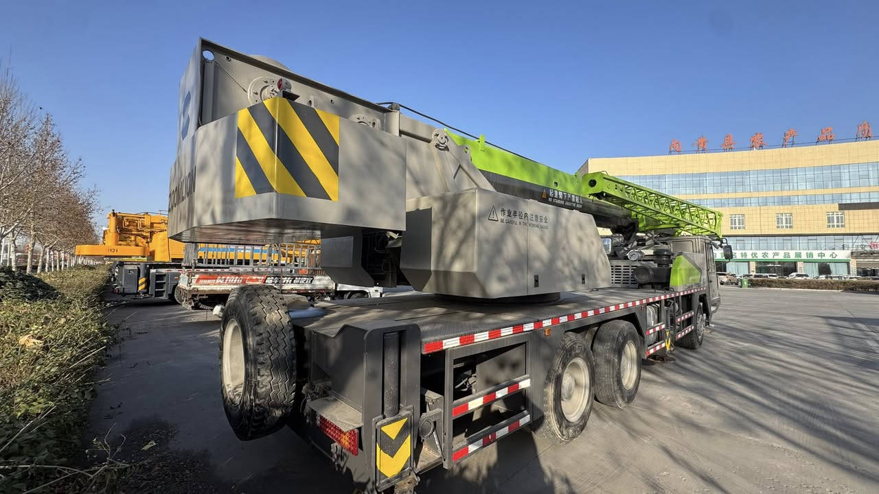 Zoomlion ZTC250V5 crane is sold at a low price, 39.5-meter main arm, one secondary arm, Weichai engine, good condition, very cheap price. We can ship at any time. We have a professional delivery team. All 25-ton to 300-ton cranes are in stock. If you like them, please feel free to contact me. WeChat 15670777911 WhatsApp 8615670777911


**إذا كنت صاحب هذا الإعلان وتريد حذفه لأي سبب، رجاءا أرسل رسالة إلى الدعم الفني**