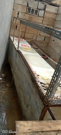 ميز حديد طول 3امتار مع حاضن افراخ حديد مع ميزان جديد وزن 25كغم للبيع ش...