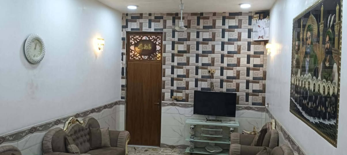بيت مساحته 150 متر واقع حال 165 طابو صرف بناء حديث يتكون البيت من كراج سياره وستقبال وهول وغرفة نوم وصحياة داخل وخارج والطابق ثاني يتكون من ثلاث غرف نوم وهول وصحياة زاءد بيتونه في طابق ثالث معه قطعه بصف البيت مساحة القطعه 180 متر طابو صرف بسمي العنوان حله حي العسكري شارع 80 مقابيل مخازن كهرباء نزلت ساده البخطه اومقابيل مجمع اشور البيت علا 
التبليط سنتركافة الخدمات موجوده من مجاري تبليط نت ضوءي ماء كهرباء***********
