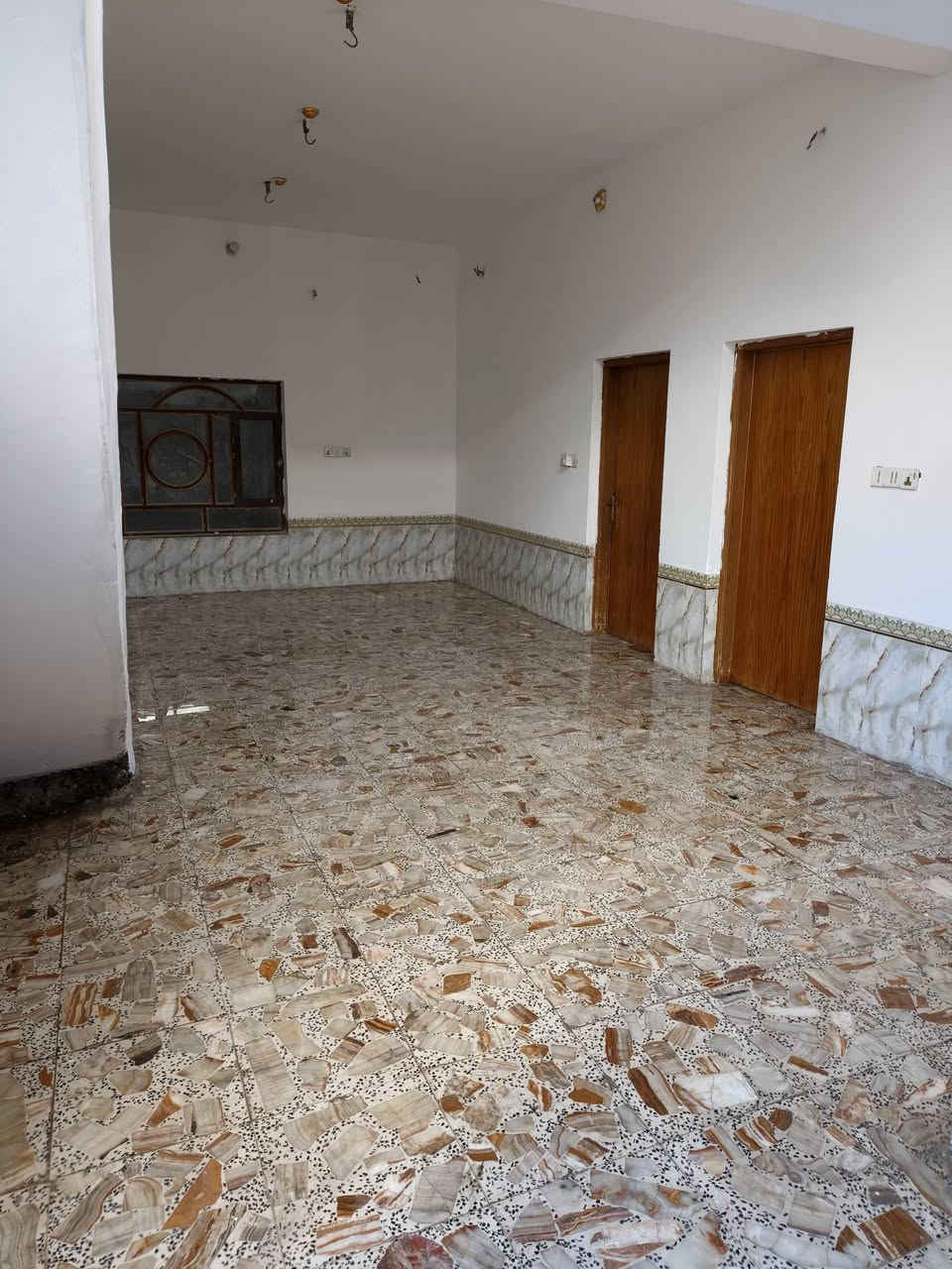 سلام عليكم 
بيت للبيع مساحه ٢٤٠ 
غرفتين وصاله واستقبال ومطبخ وصحيات داخليه وصحيات خارجيه ومَنور داخل الصاله 
عنوان :خلف جامع الدغارة قرب الشط ( بستان ال مهاوش) 
للأستفسار والسعر الاتصال بالرقم 
‏‪***********‬‏
