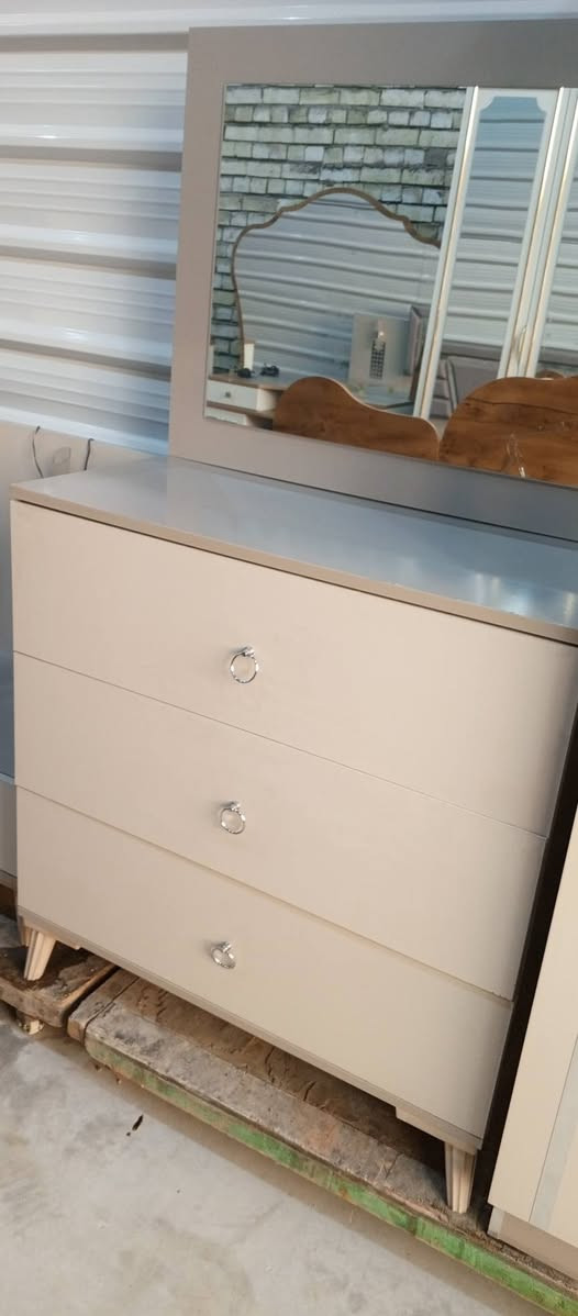 اللهم صل على محمد وال محمد اليوم جبنالكم غرفة تركي 5قطع مستعمل شي بسيط اخت جديد نضافة 90 بل ميه مكاني بغداد مدينة الصدر سعره مناسب مراسل على واتساب فقط ***********
